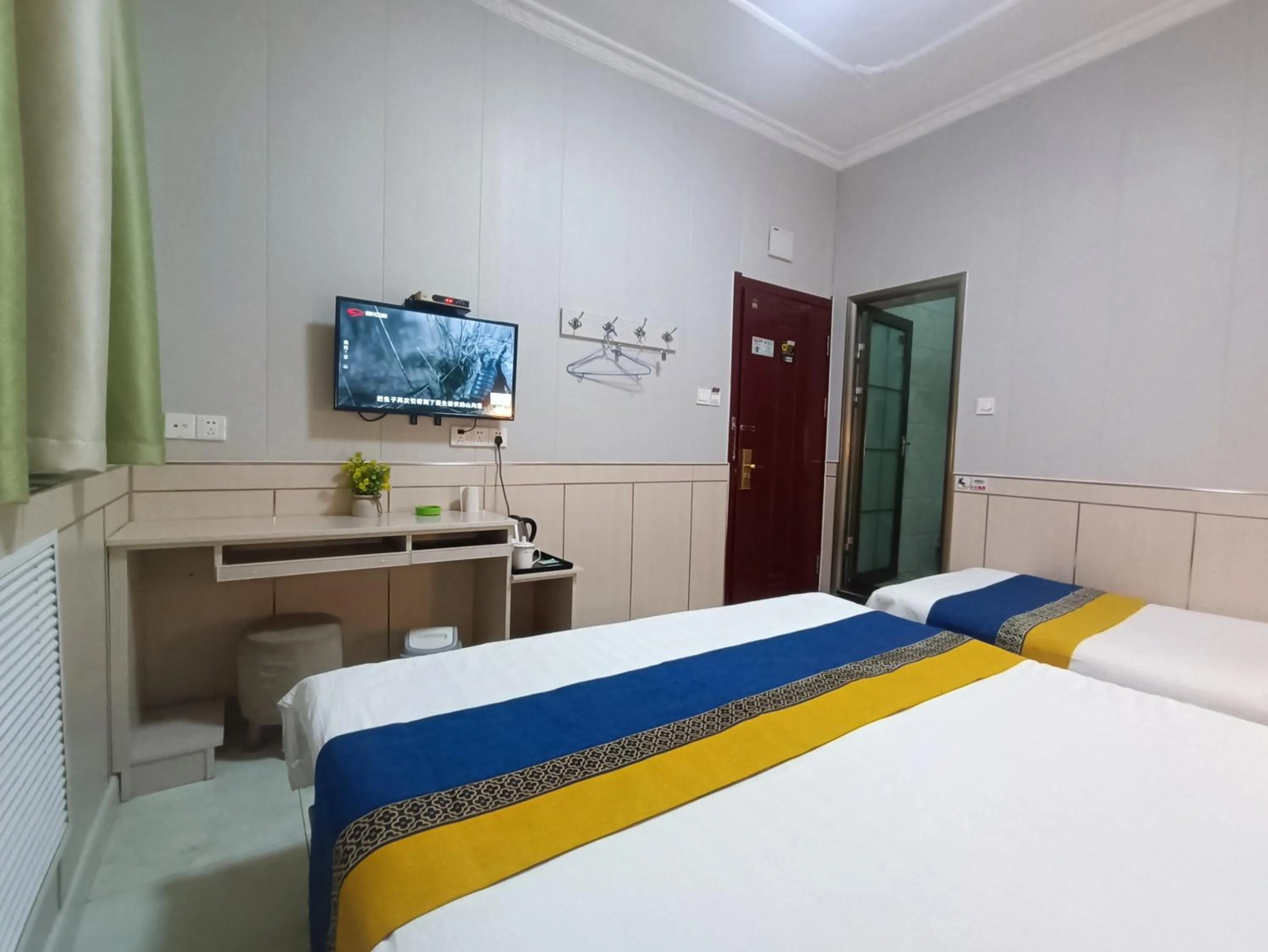 Photo of the whole room, Bed in Qufu Garden Hotel