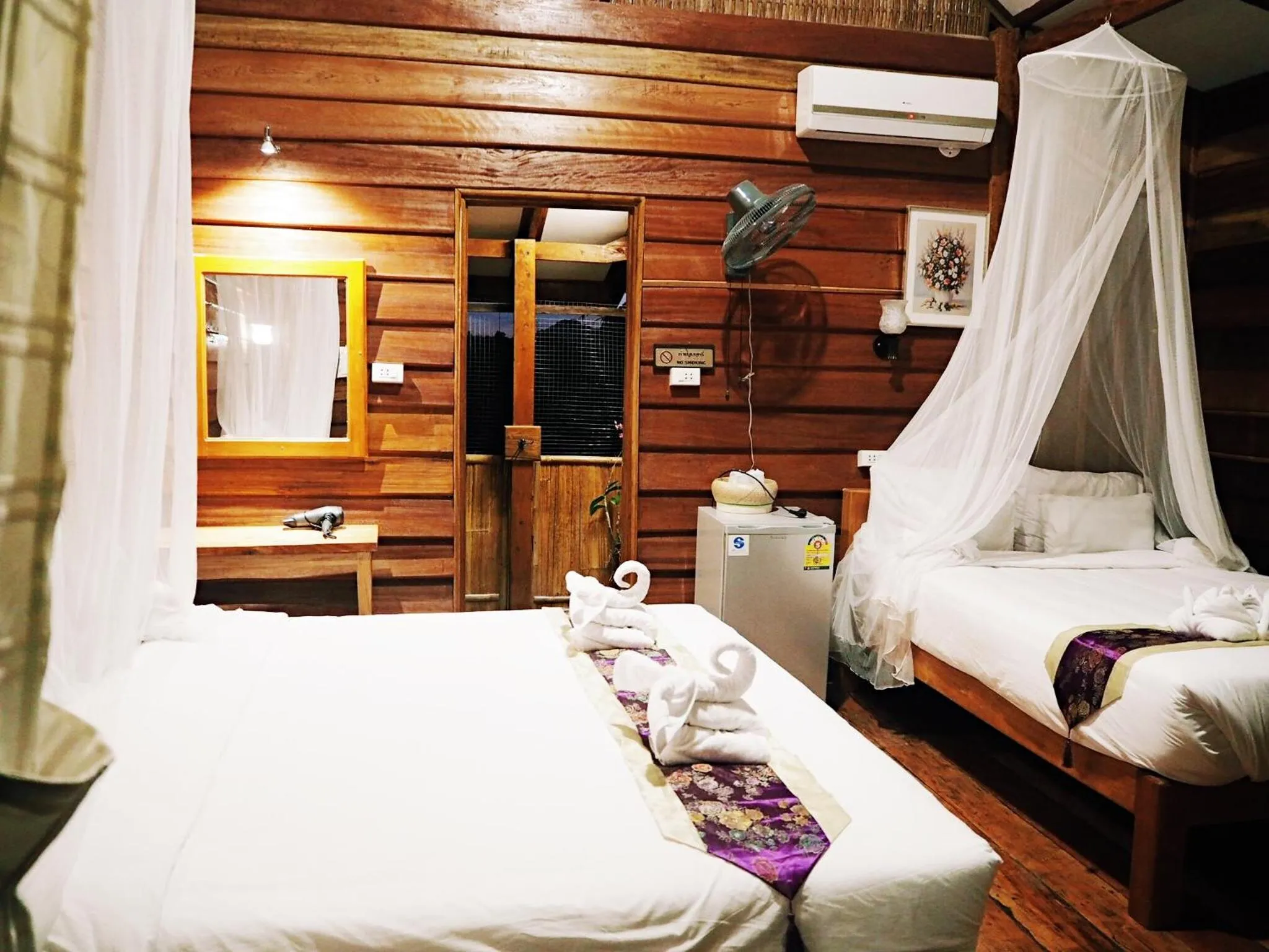 Photo of the whole room, Bed in Phoxay Ngam Resort