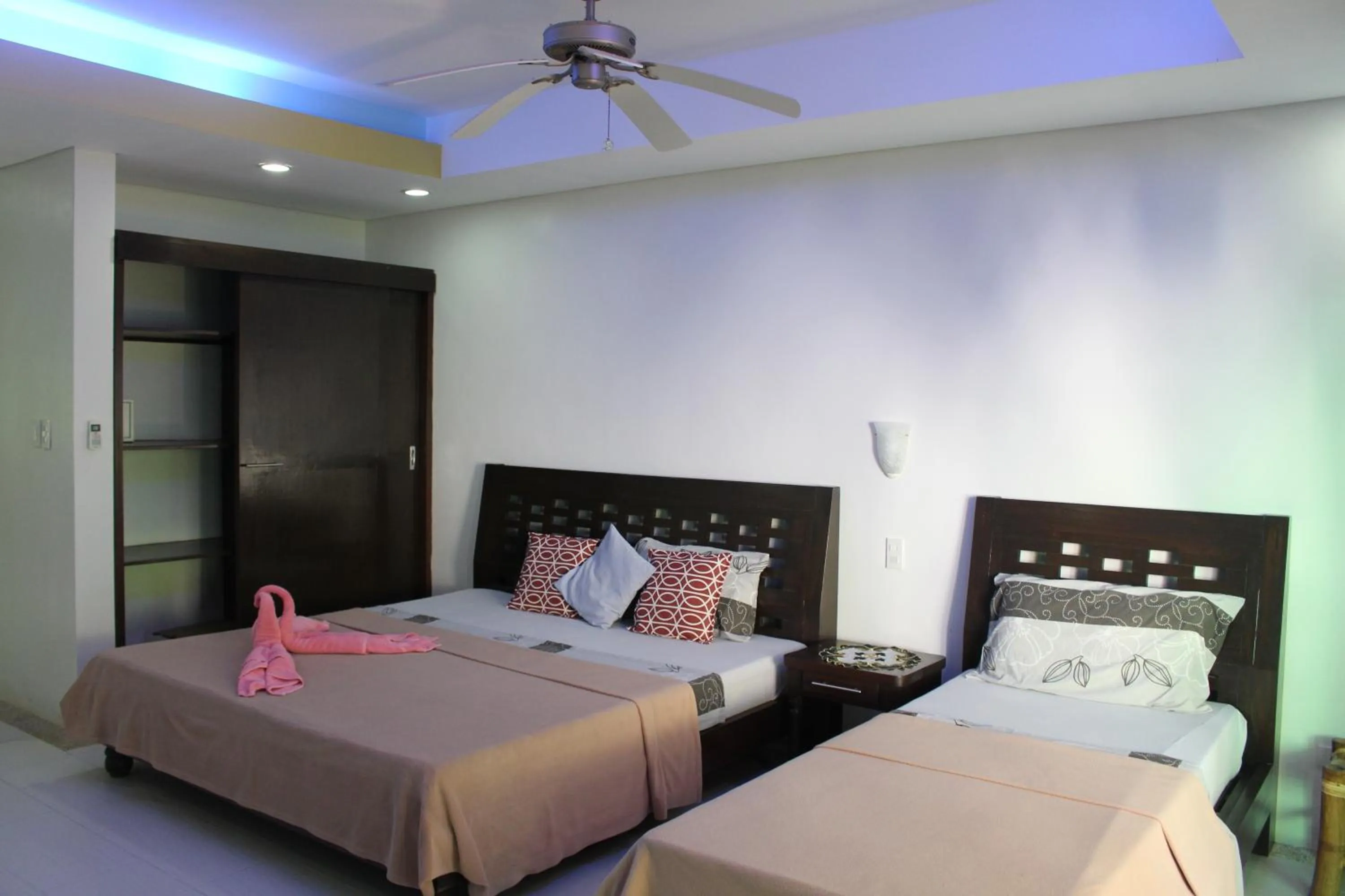 Bed in Sundown Resort & Austrian Pension House