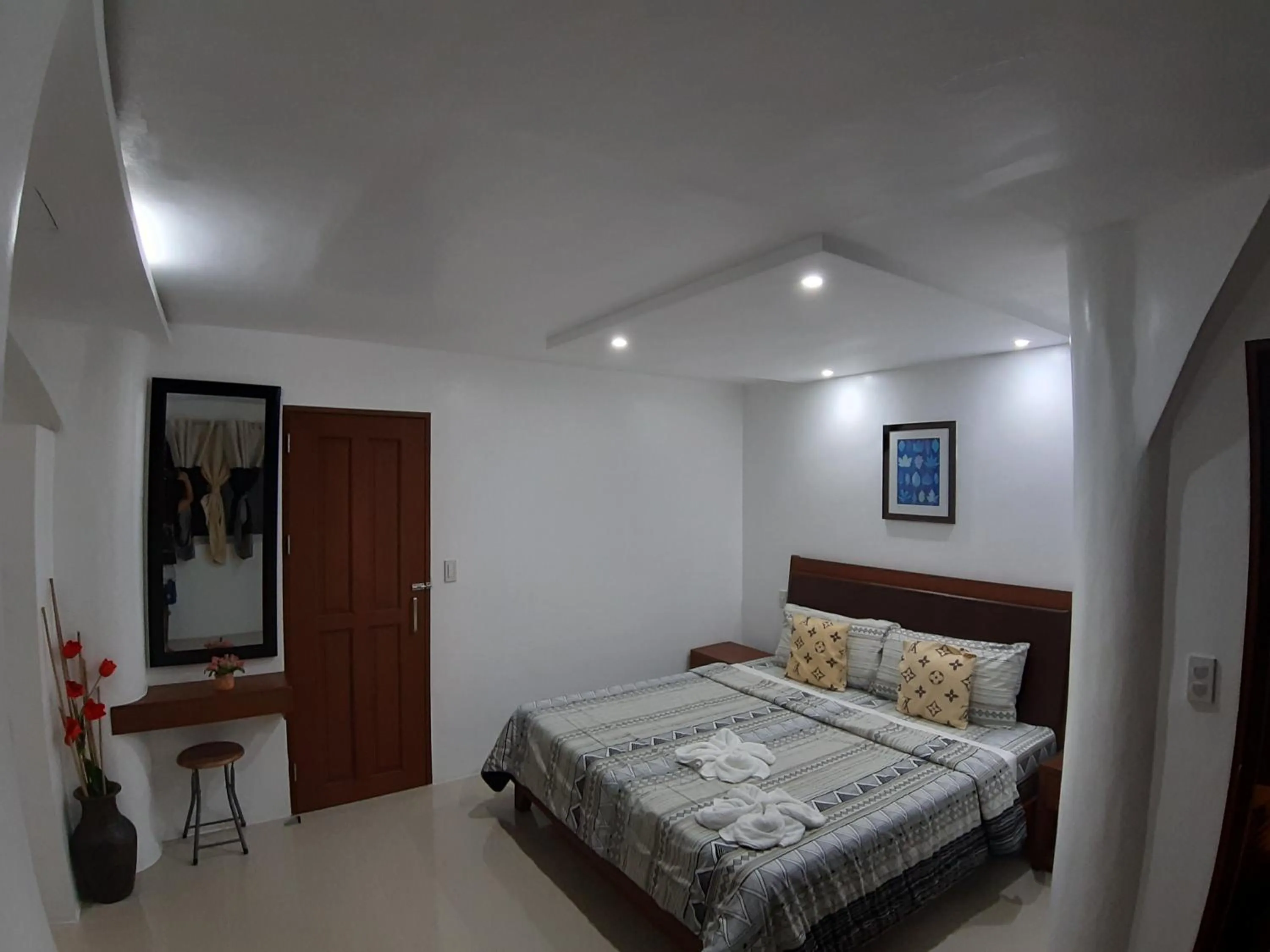 Bed in Sundown Resort & Austrian Pension House