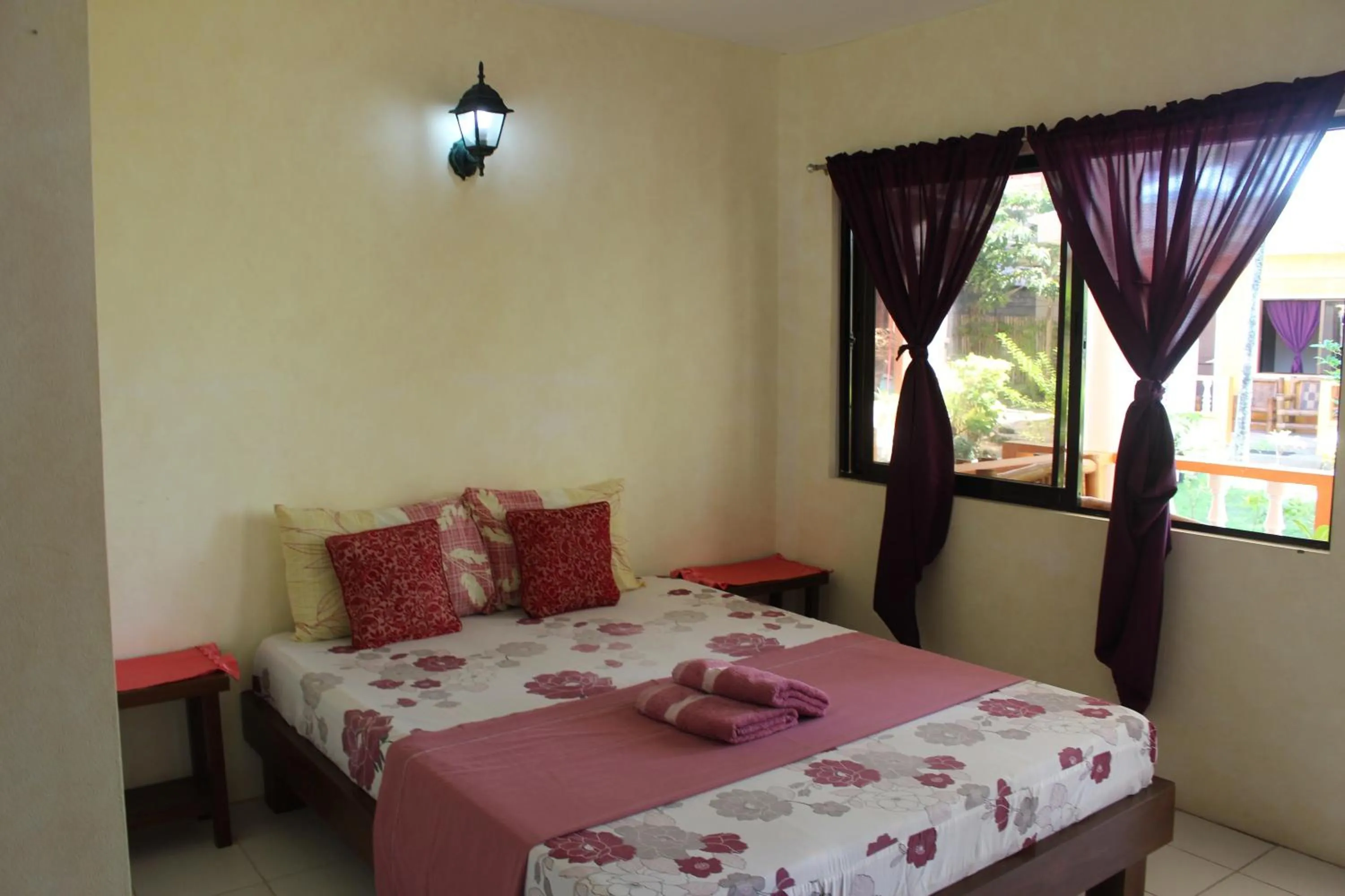 Bed in Sundown Resort & Austrian Pension House