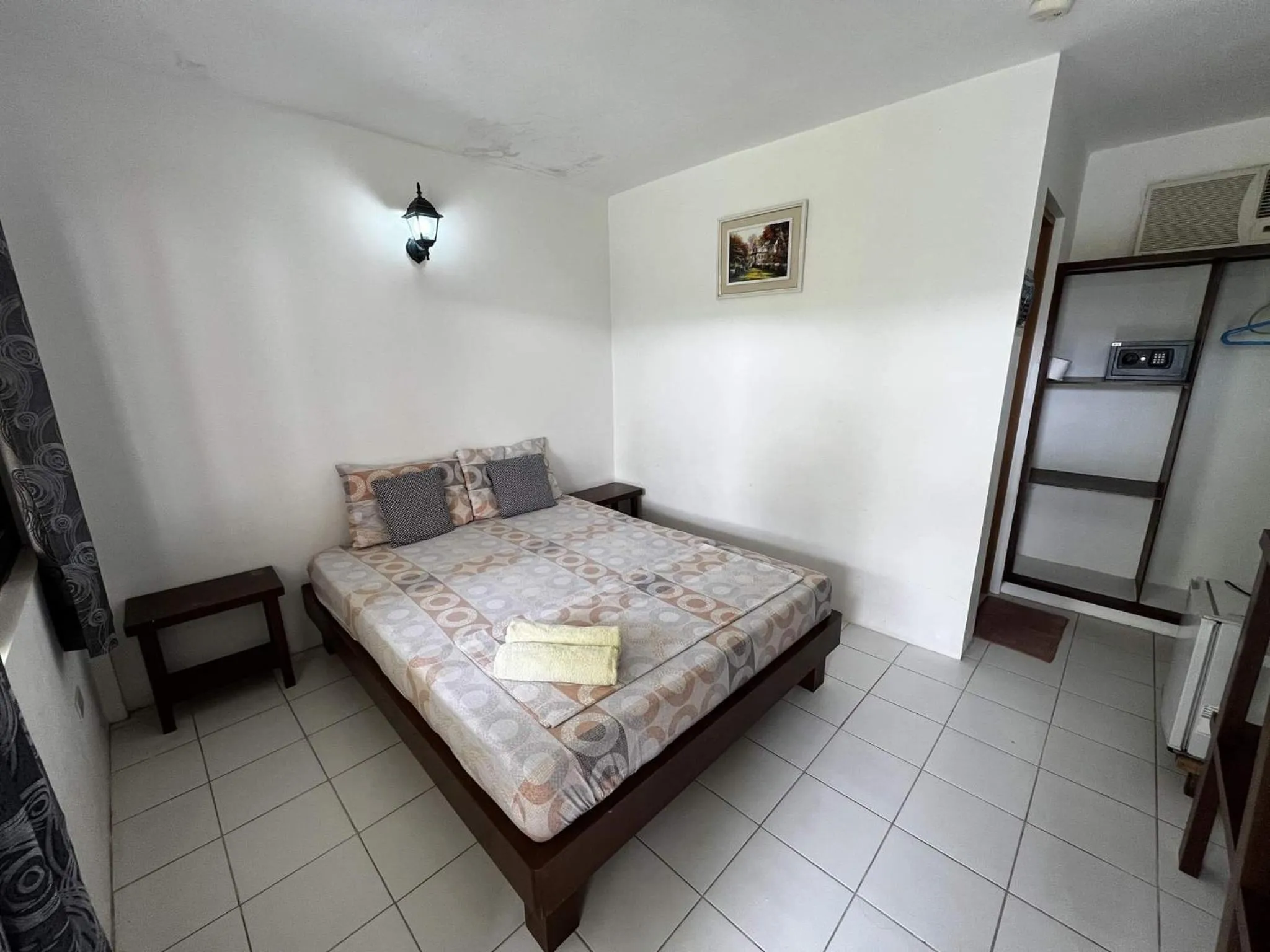 Bed in Sundown Resort & Austrian Pension House