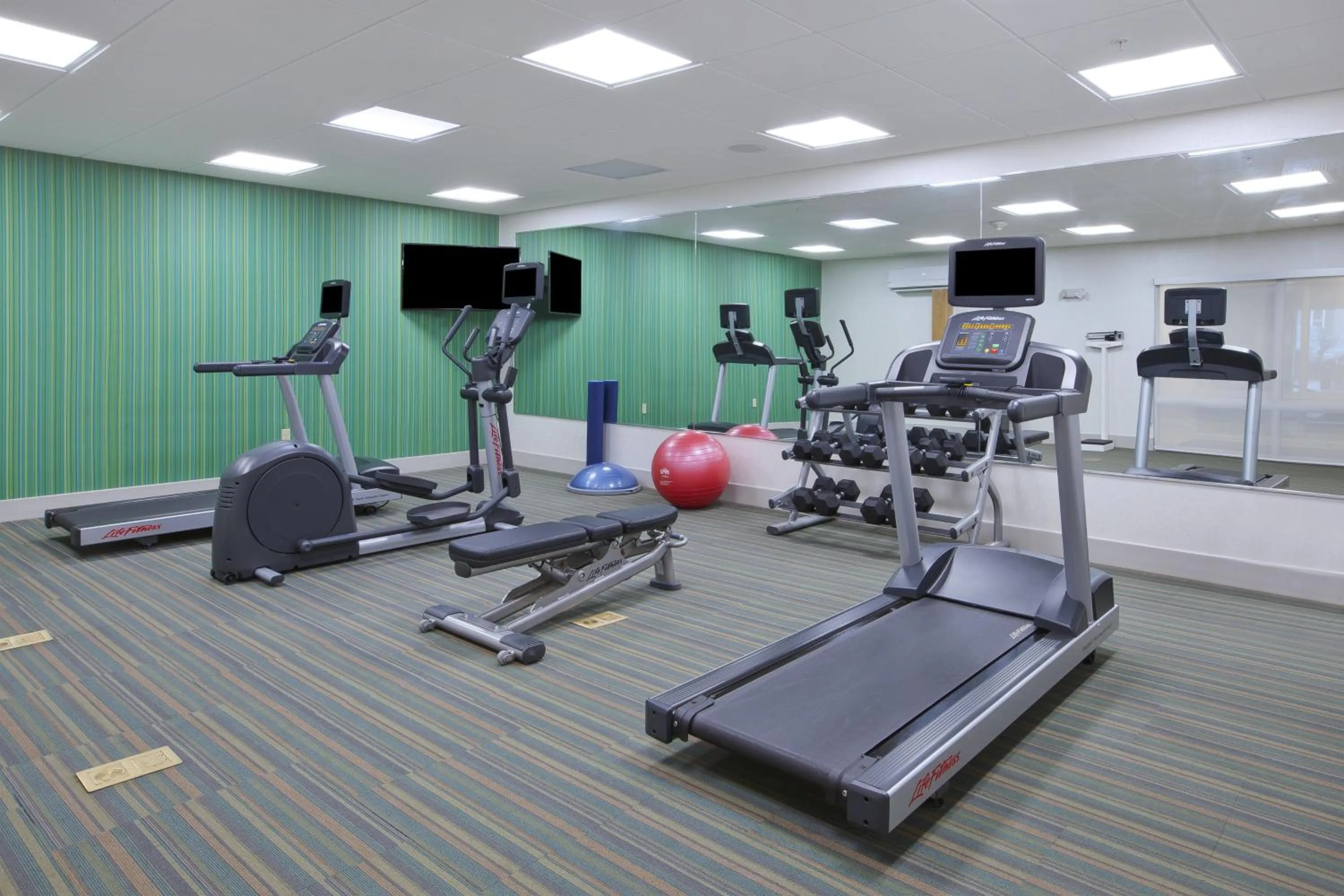 Fitness centre/facilities in Holiday Inn Express & Suites - Parkersburg East by IHG