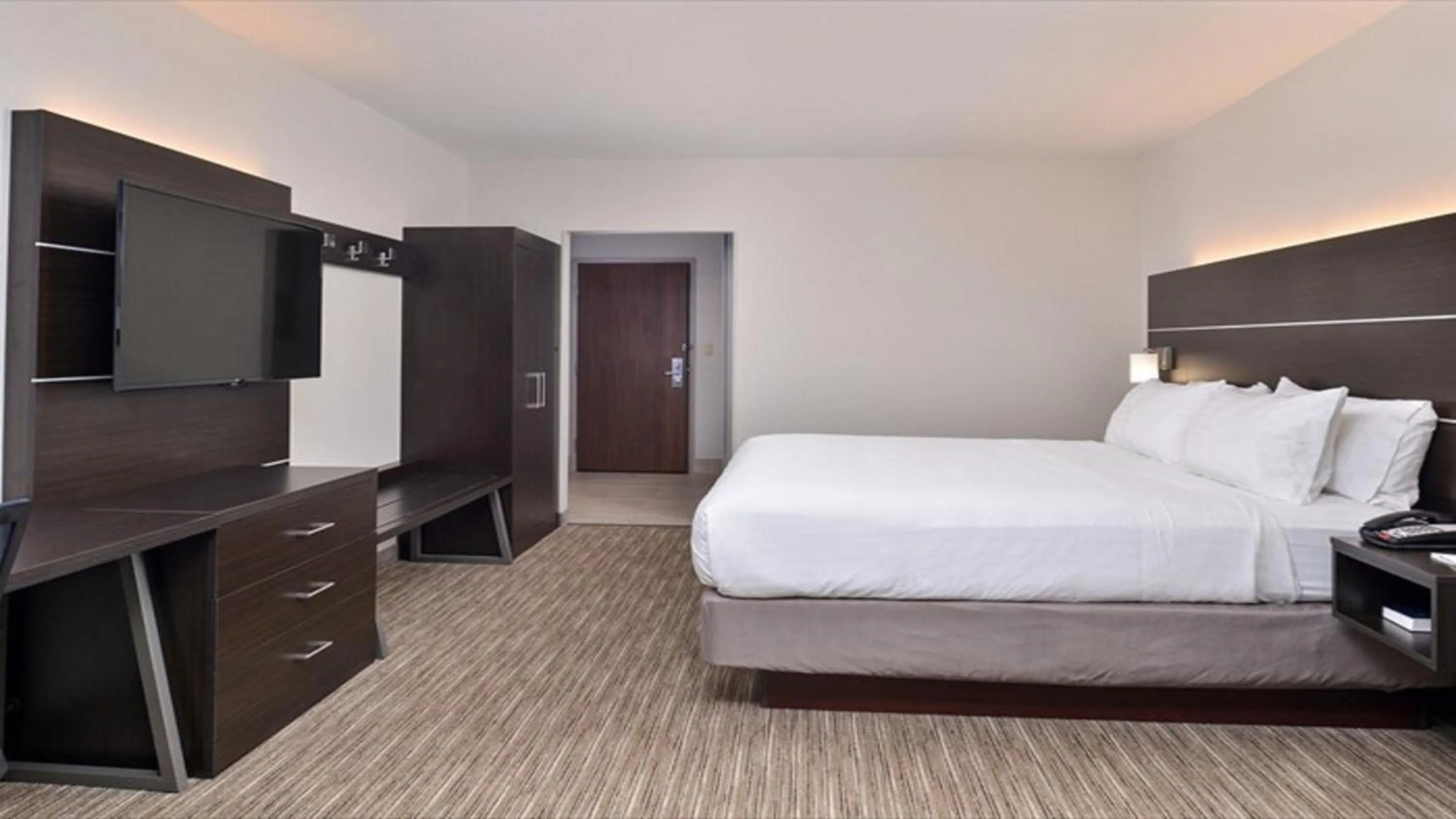 Photo of the whole room, Bed in Holiday Inn Express & Suites - Parkersburg East by IHG