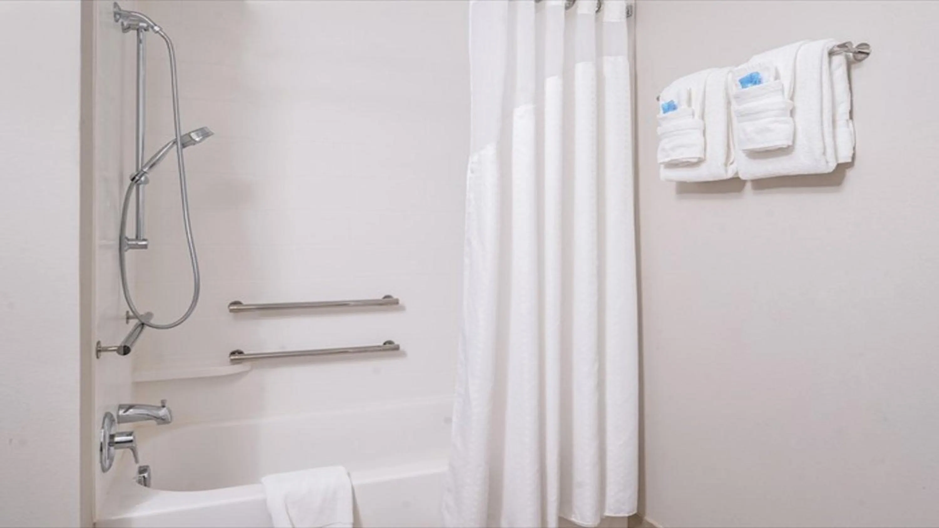 Photo of the whole room in Holiday Inn Express & Suites - Parkersburg East by IHG