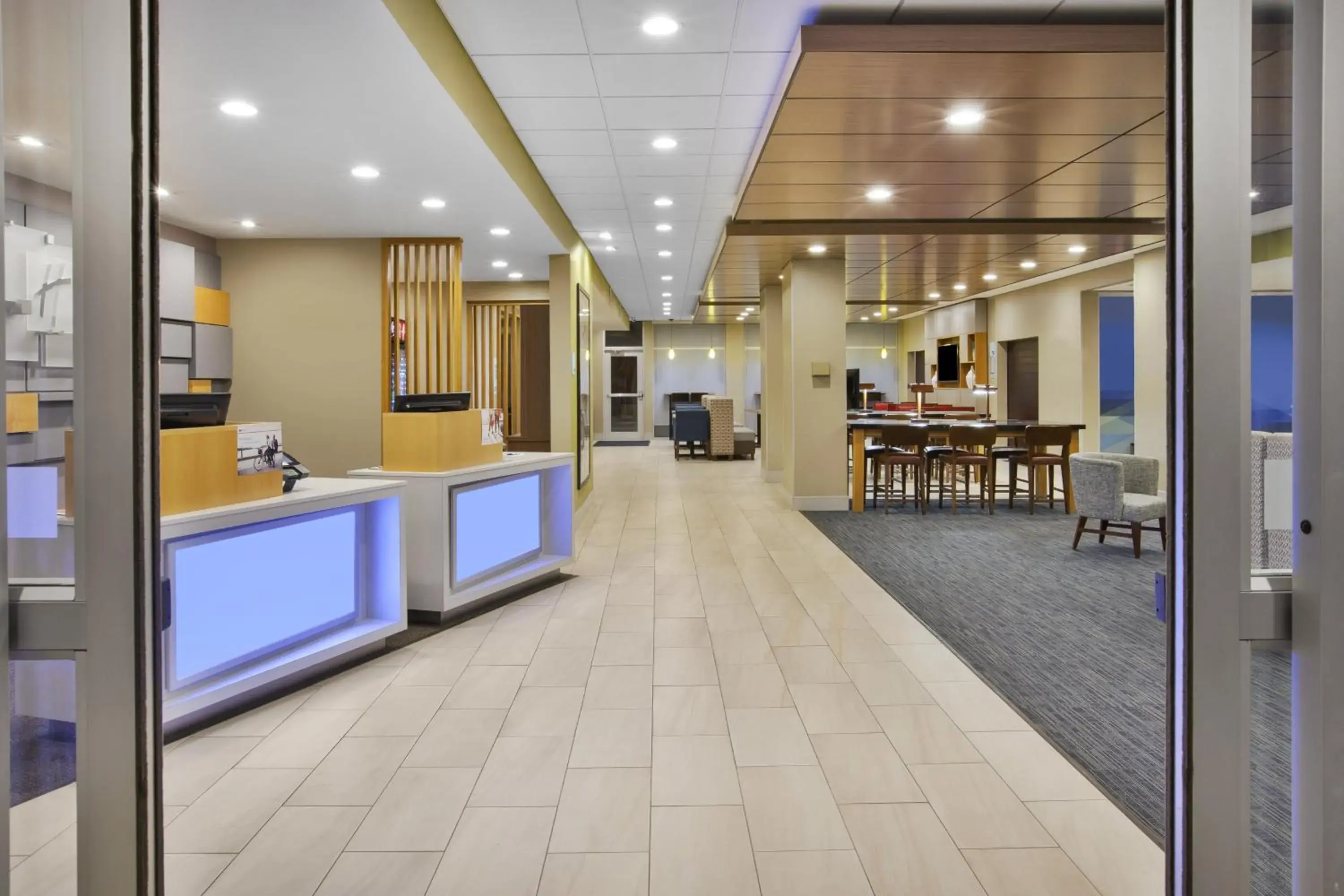Property building in Holiday Inn Express & Suites - Parkersburg East by IHG Property building in Holiday Inn Express & Suites - Parkersburg East by IHG