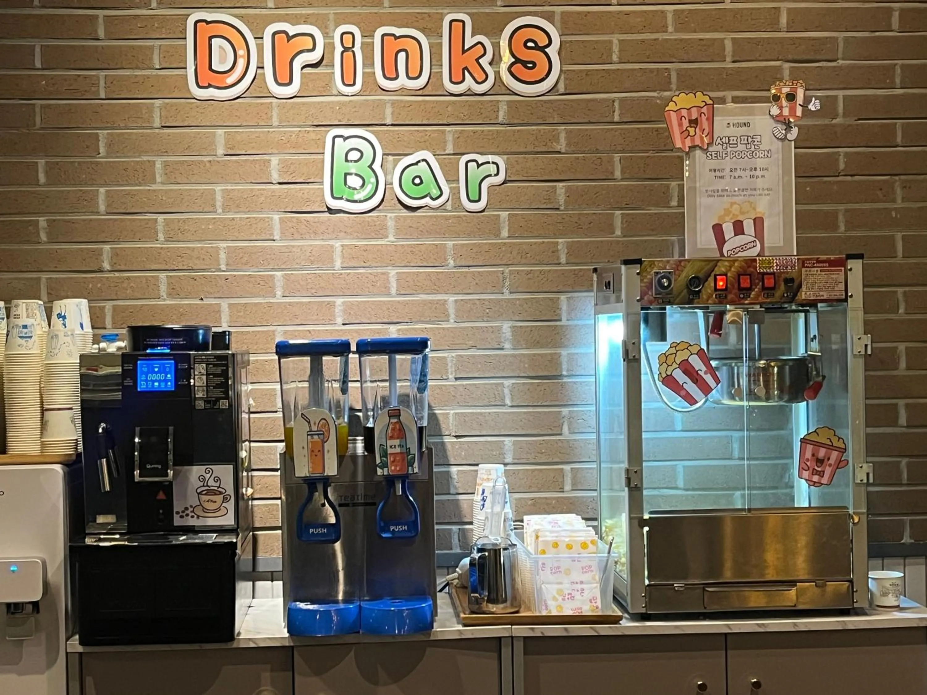 Communal lounge/ TV room in Bay Hound Hotel