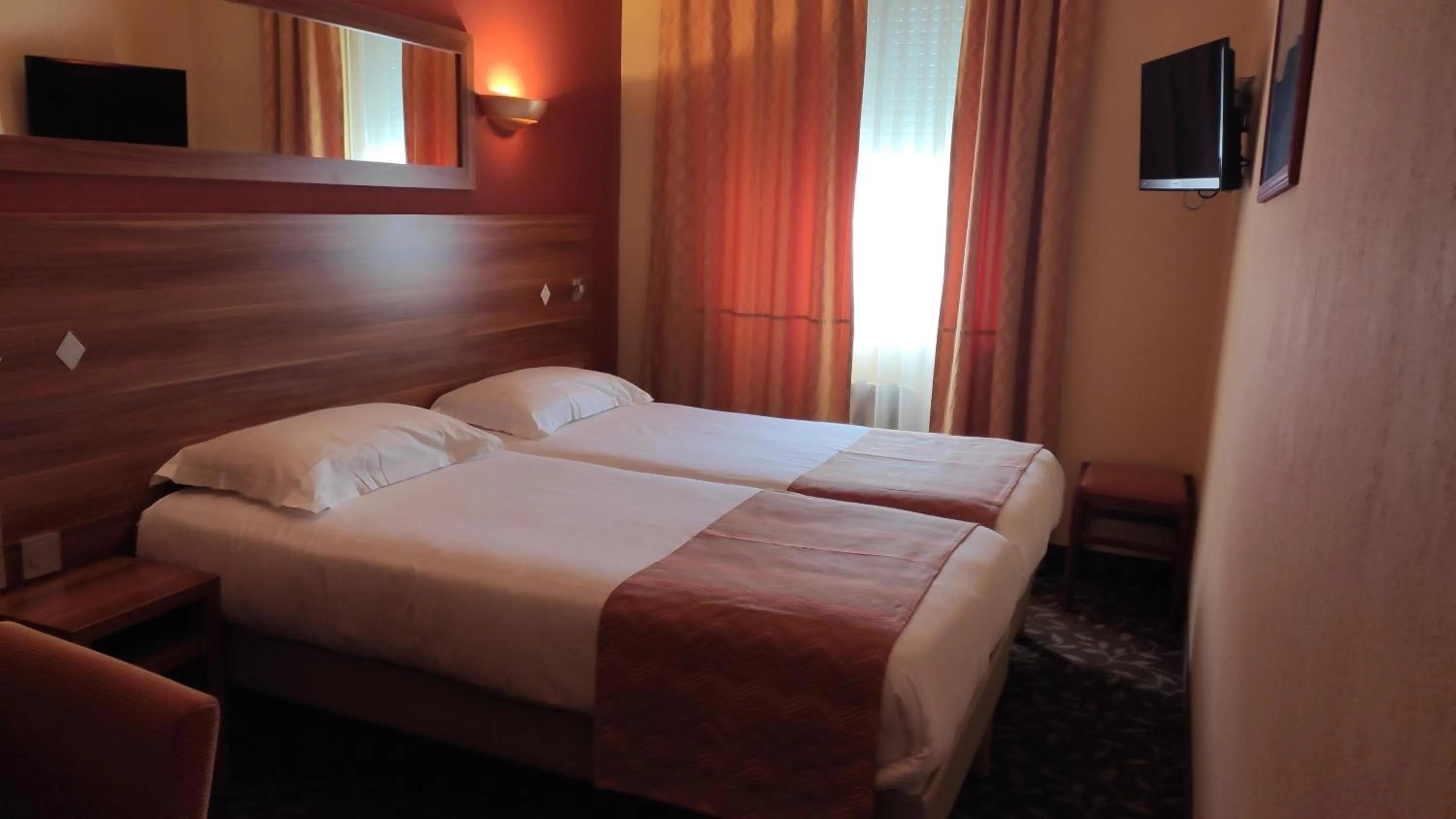 Photo of the whole room, Bed in Residence Share Inn