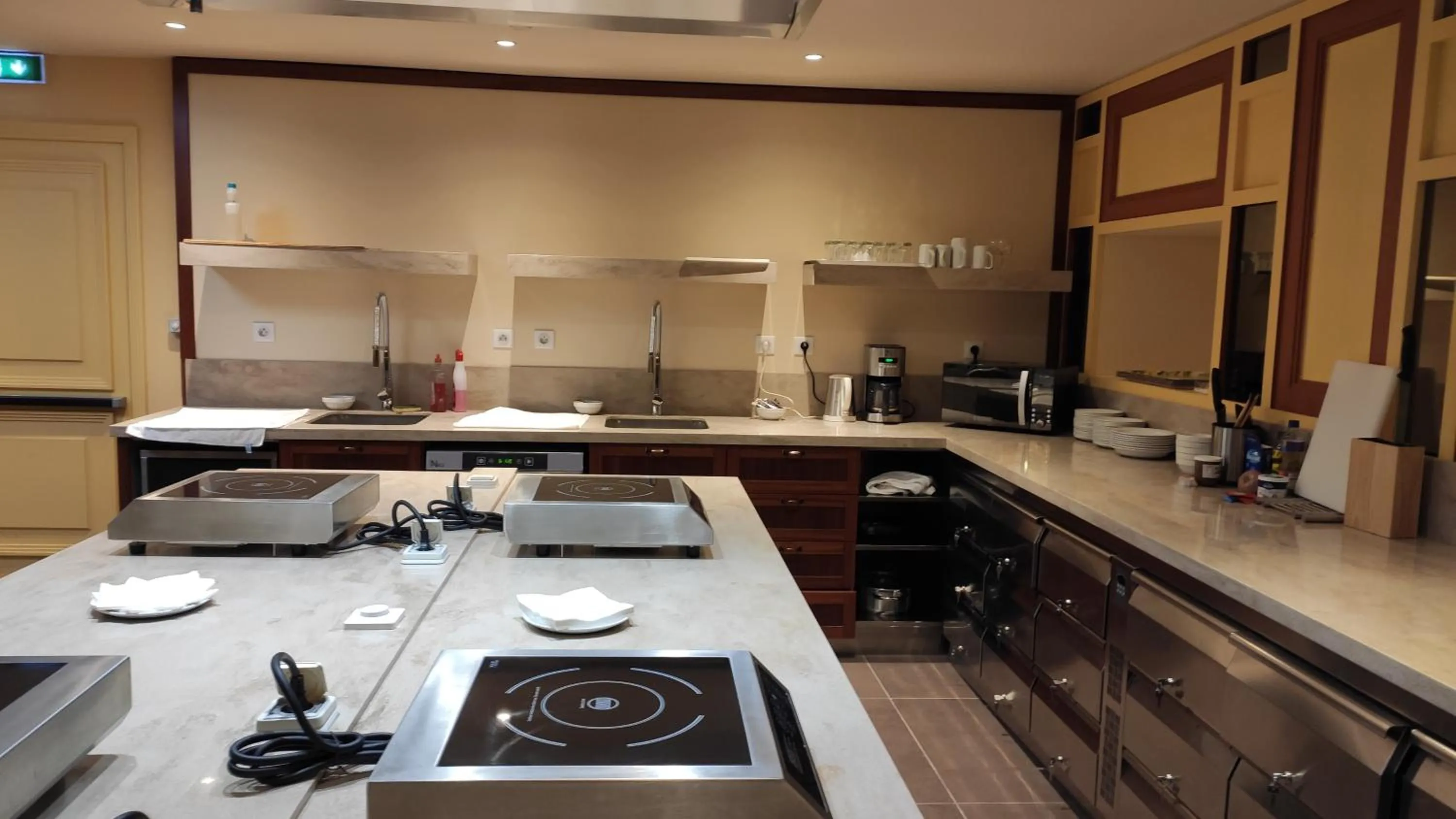 Communal kitchen in Residence Share Inn