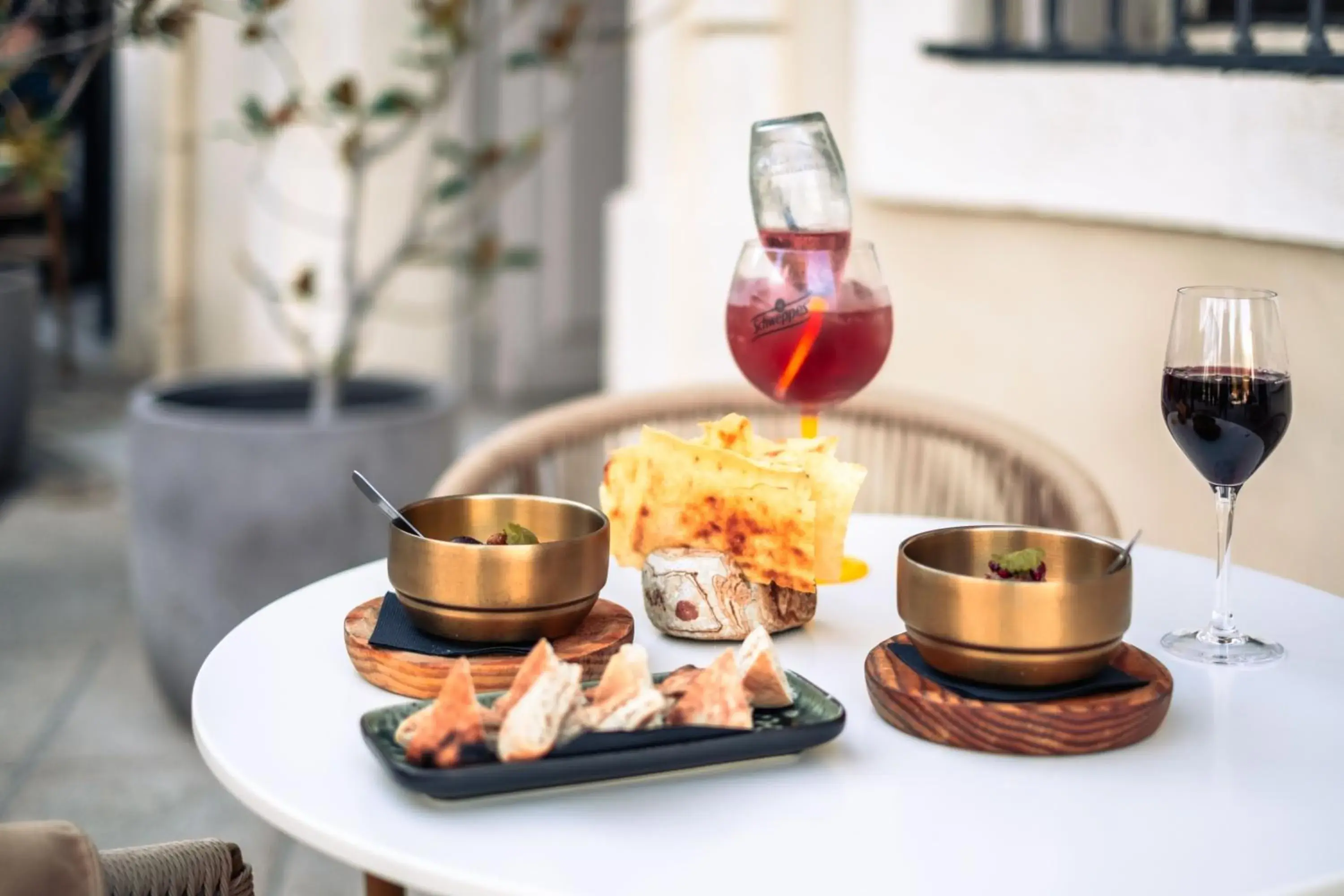 Food and drinks in Hôtel le XIX Food and drinks in Hôtel le XIX