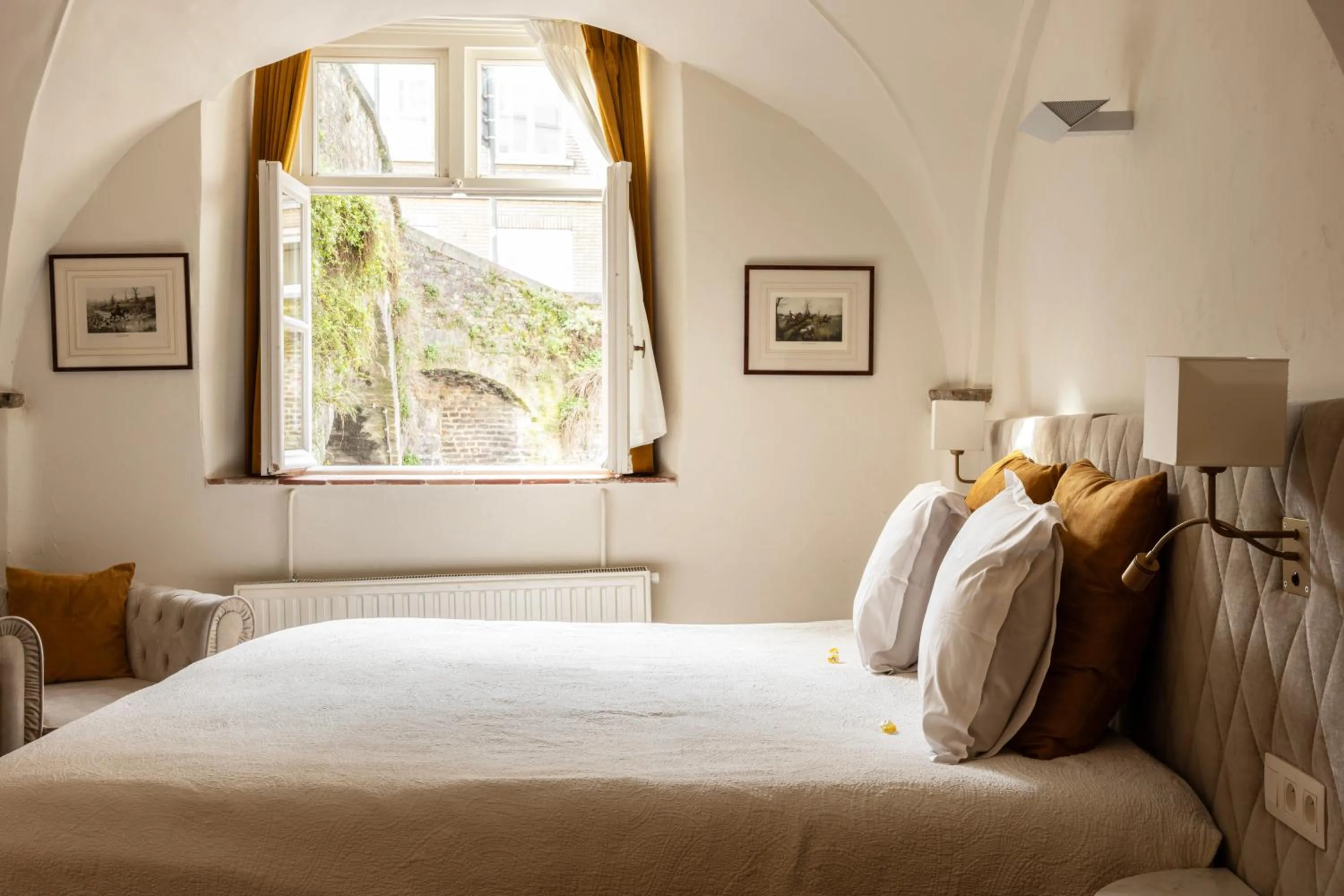 Bed in Canal View Hotel Ter Brughe by CW Hotel Collection