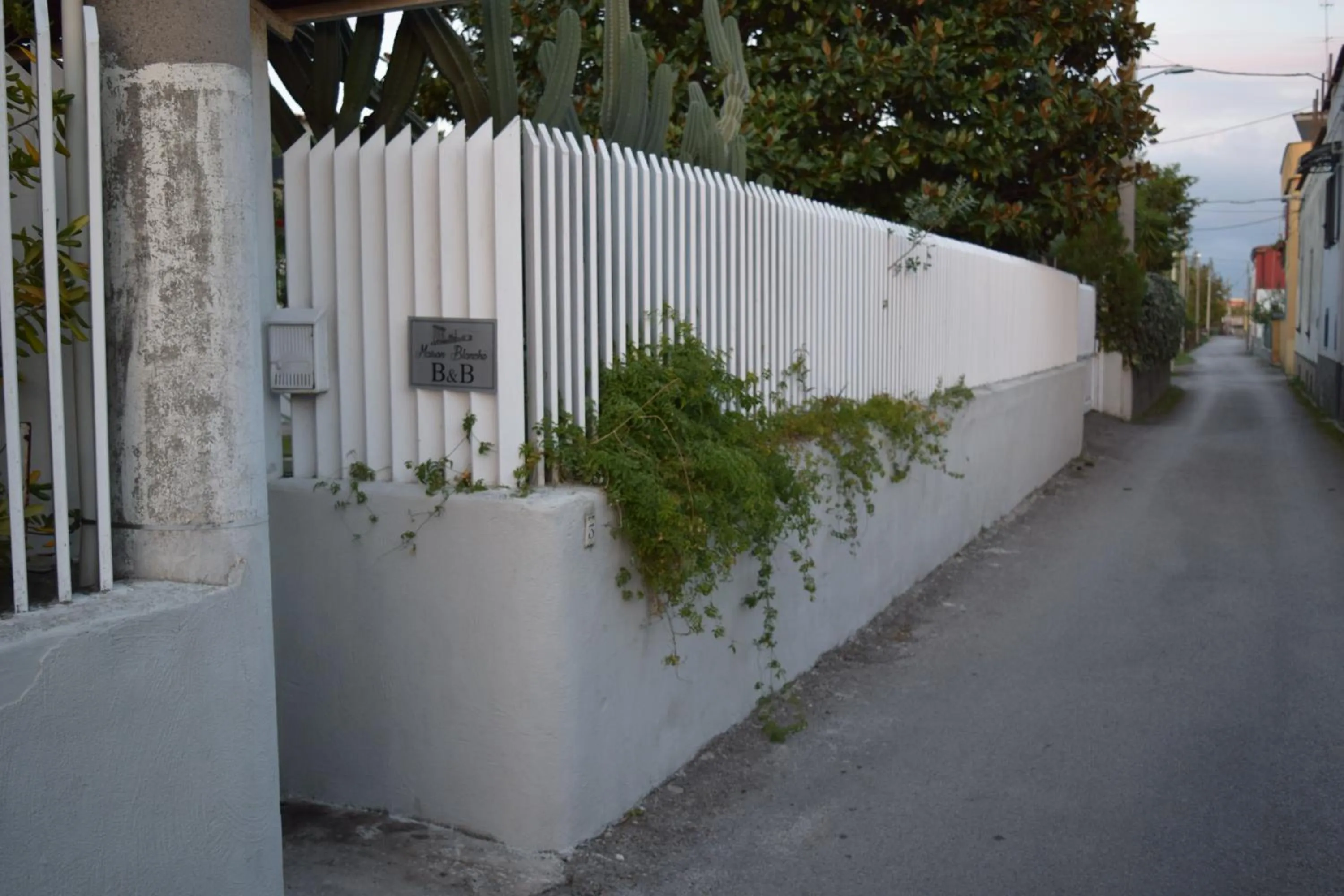 Facade/entrance in B&B Maison Blanche
