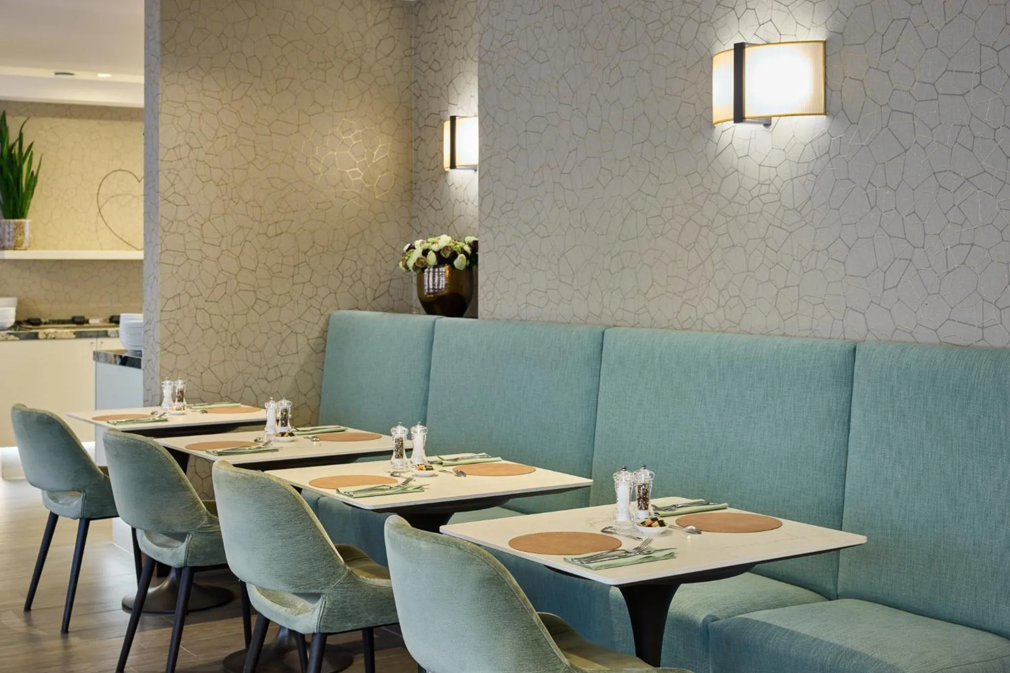 Restaurant/places to eat in Hotel Aragon