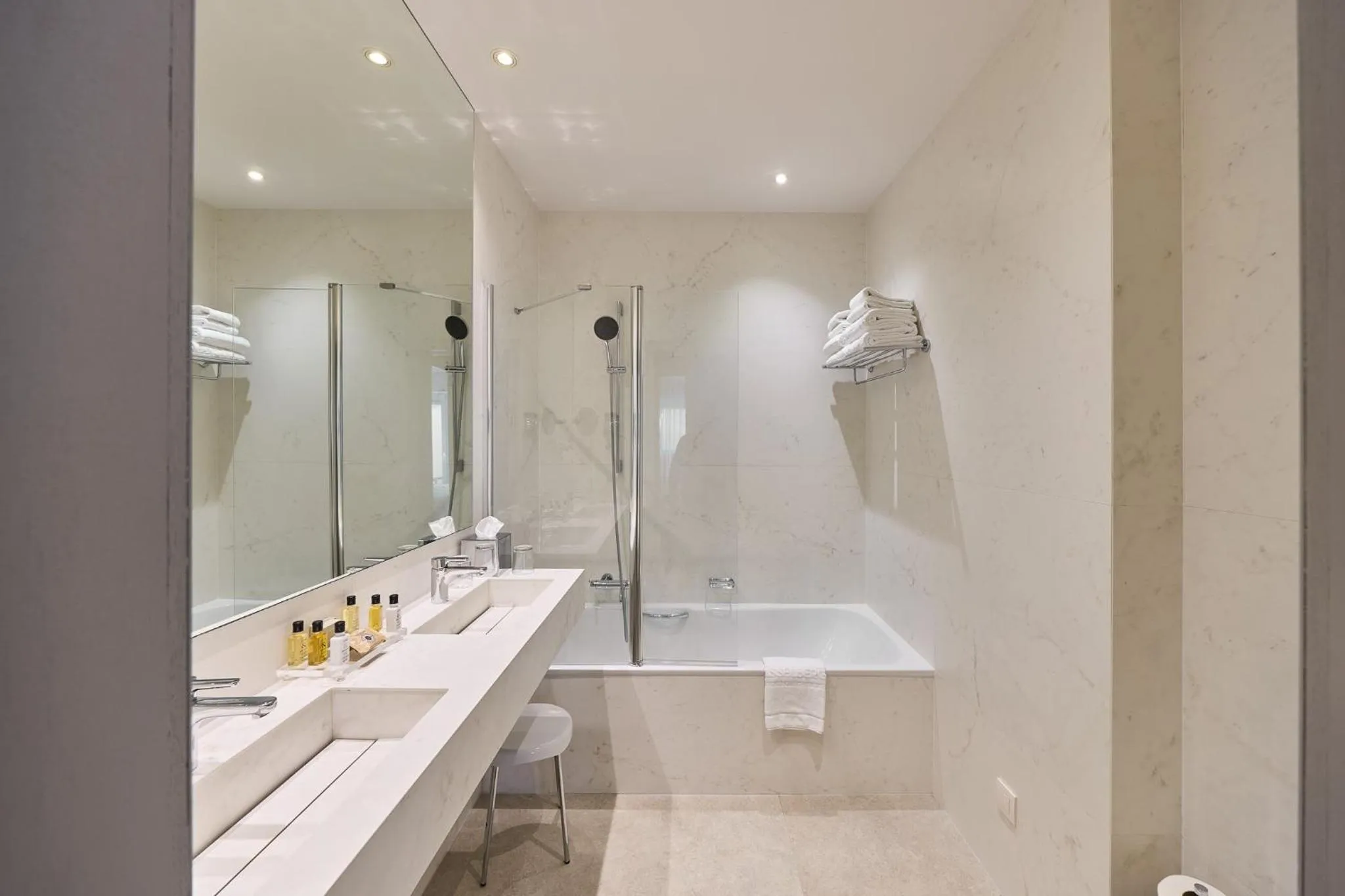 Shower in Hotel Aragon