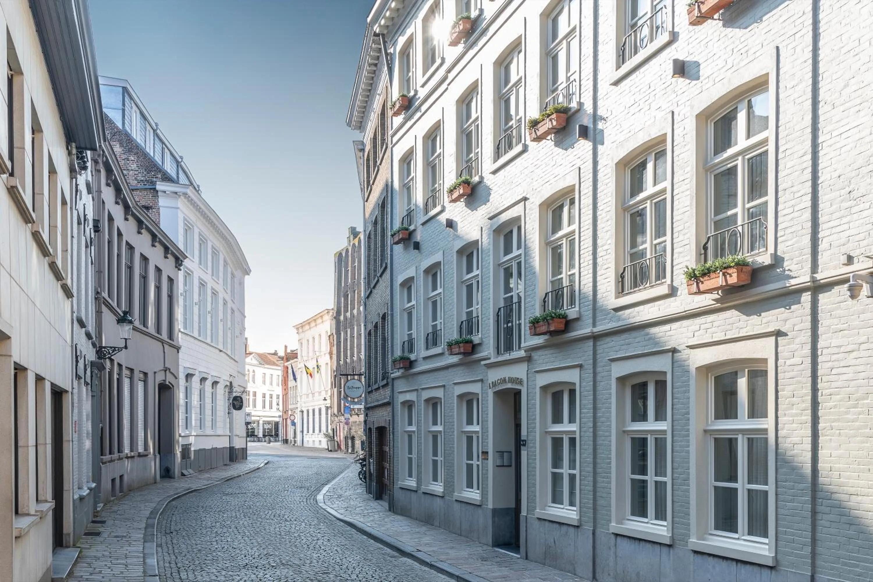 Property building in Hotel Aragon