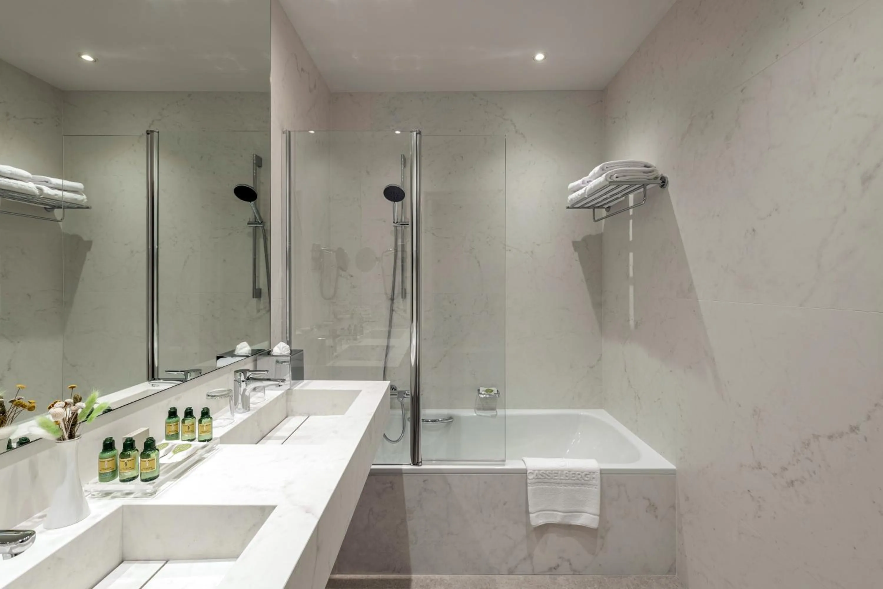 Shower in Hotel Aragon