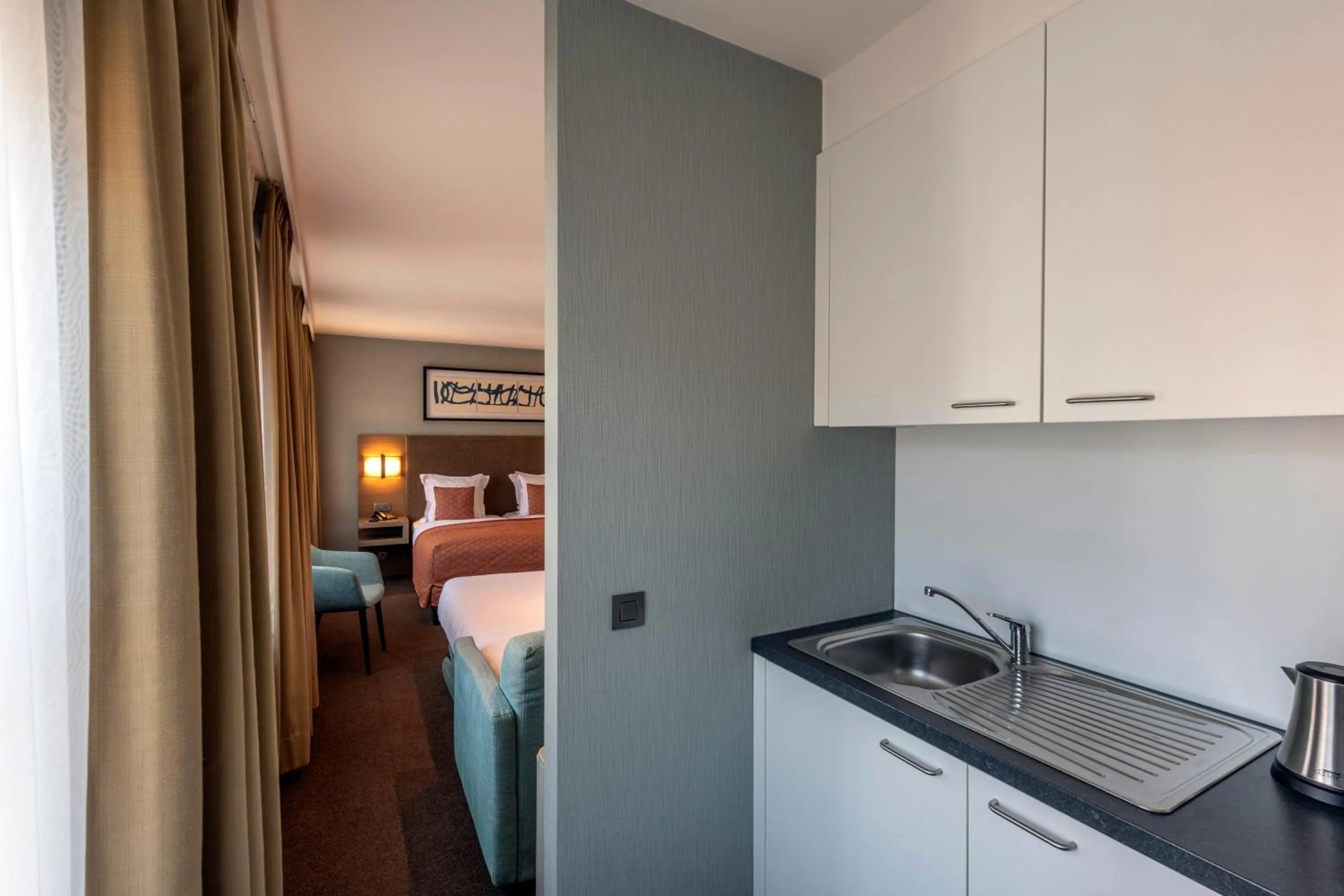 Kitchen or kitchenette, Bed in Hotel Aragon