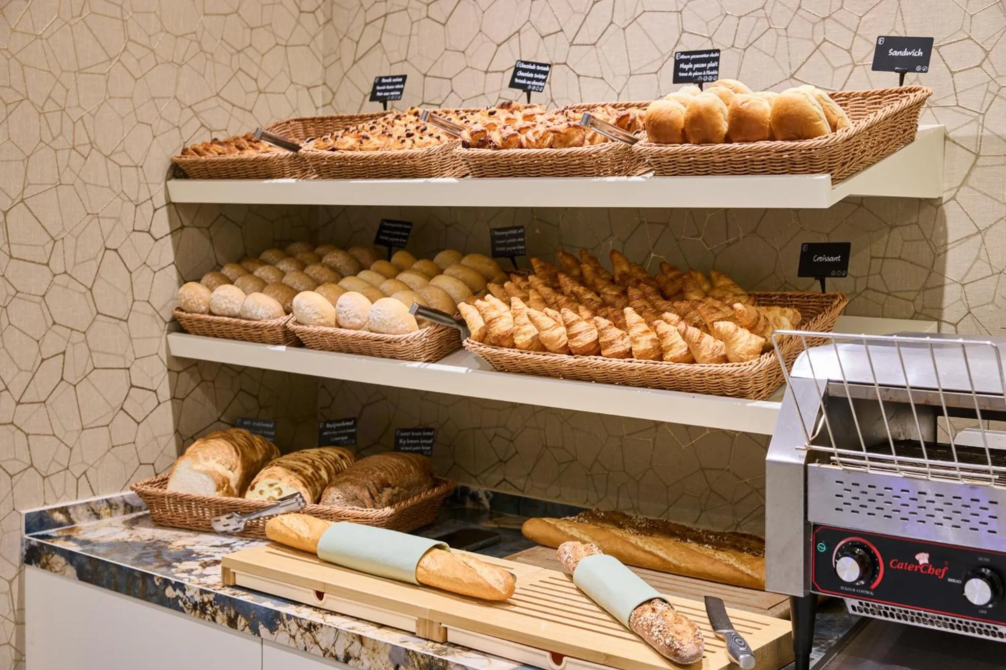 Restaurant/places to eat in Hotel Aragon