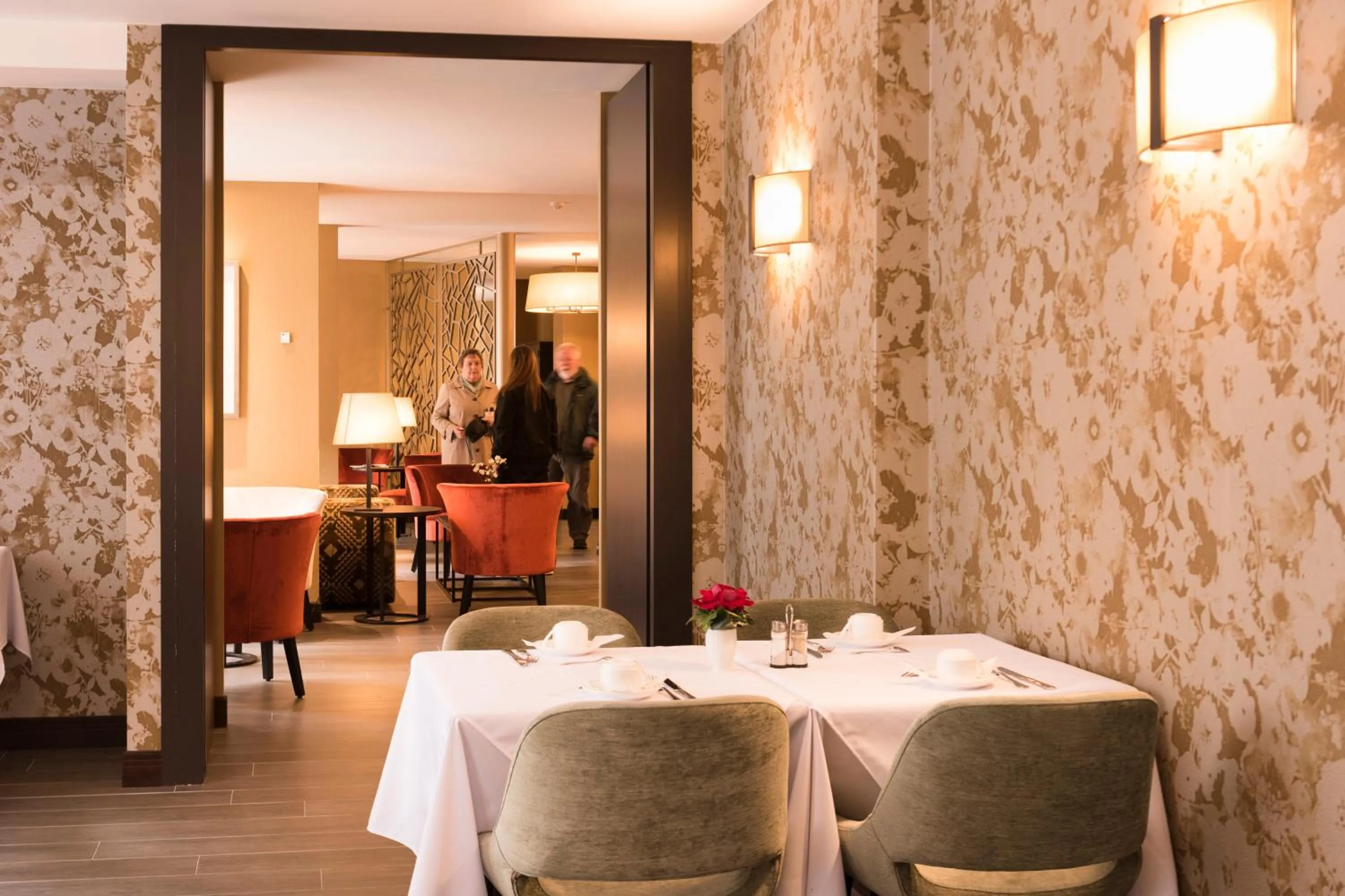 Restaurant/places to eat in Hotel Aragon