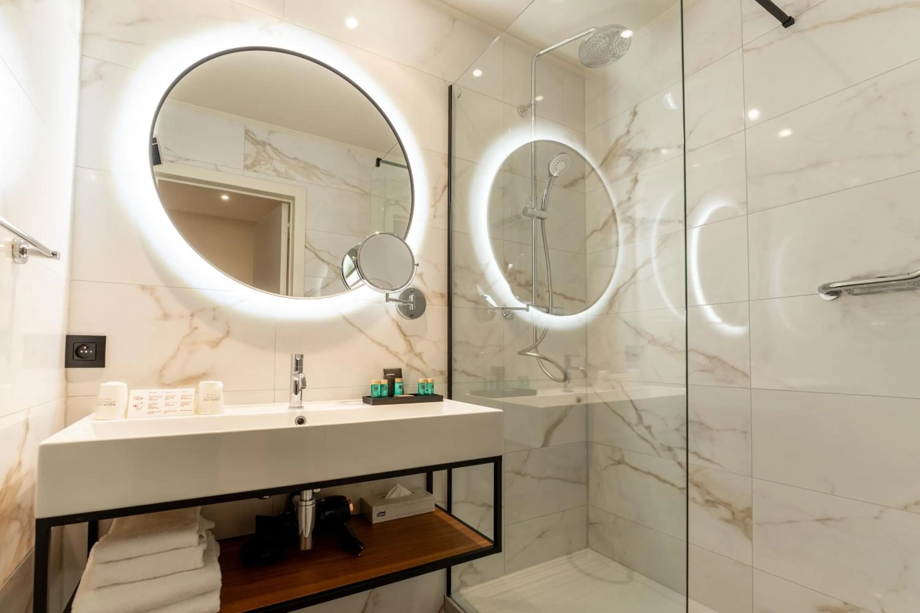 Bathroom in Hotel Acacia