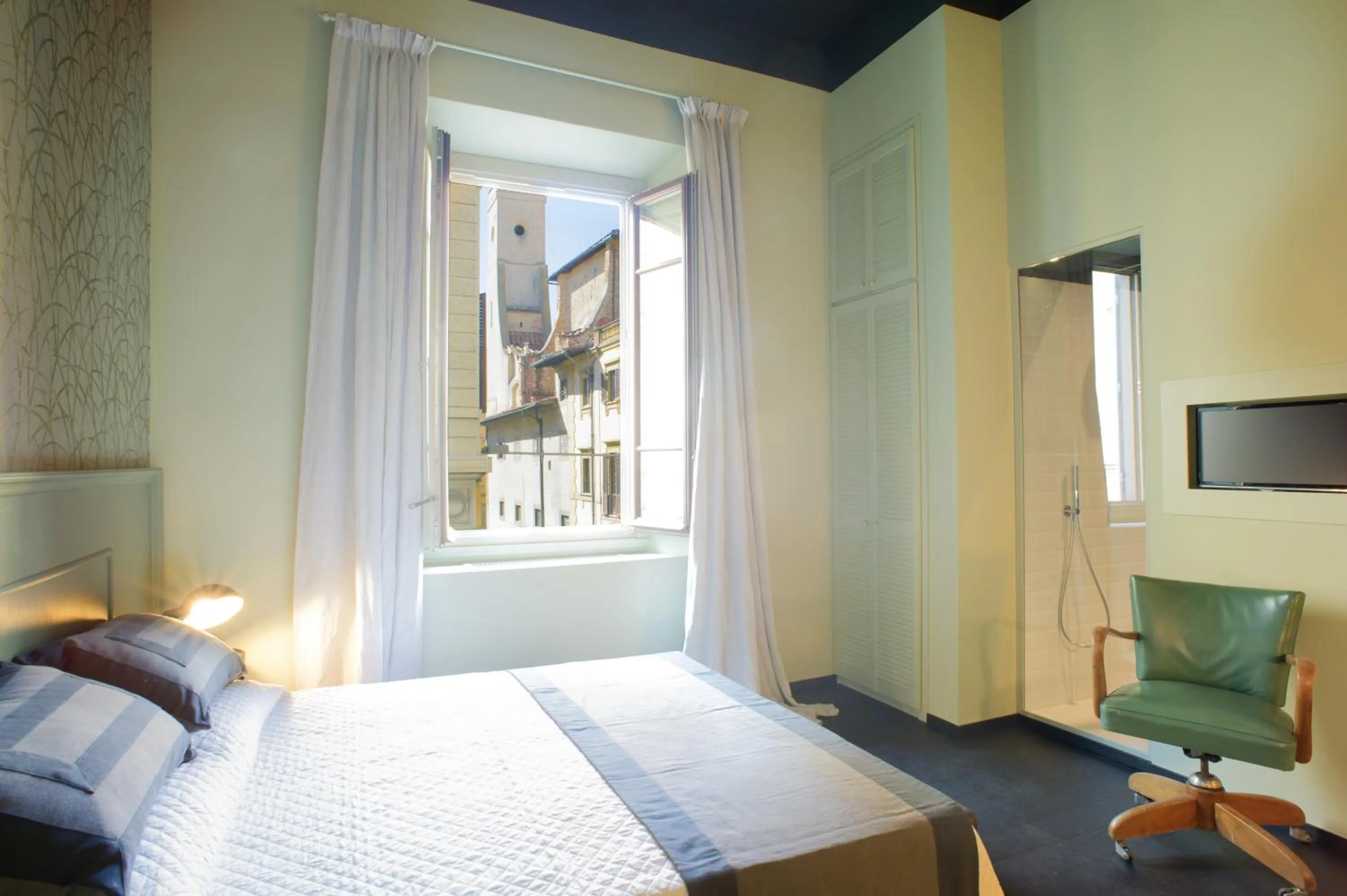 View (from property/room), Bed in Arnobio Florence Suites