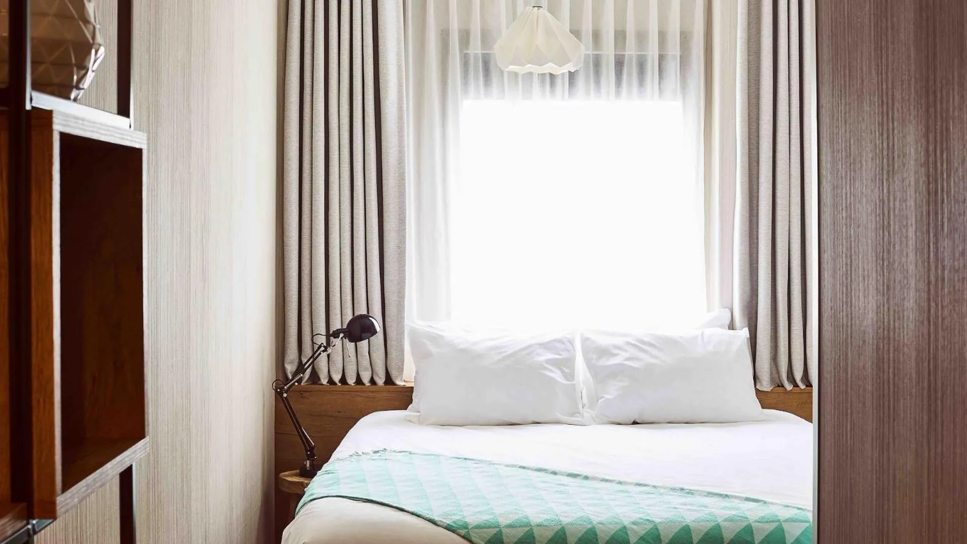 Bedroom, Bed in Good Hotel London