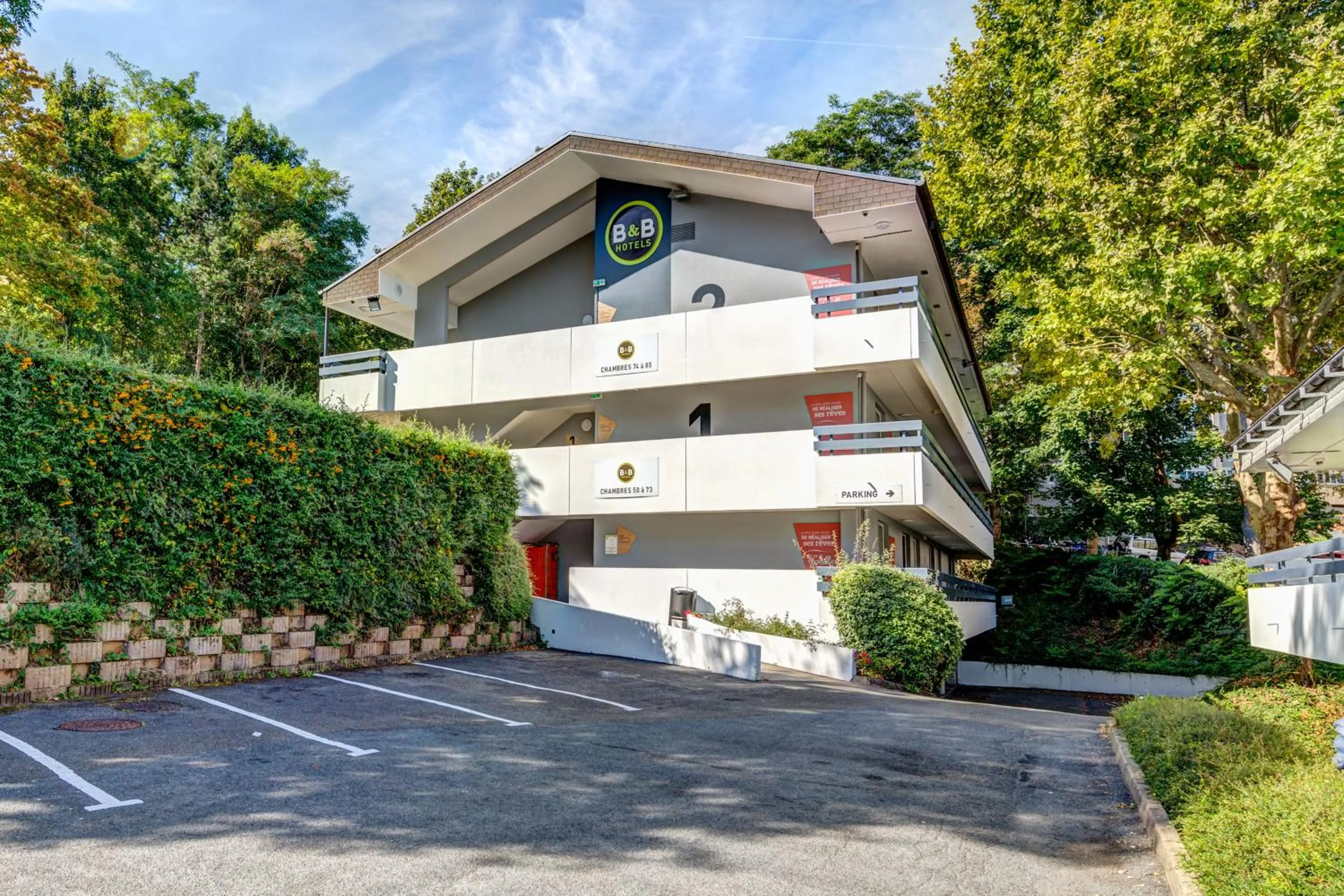 Facade/entrance in B&B HOTEL Louveciennes