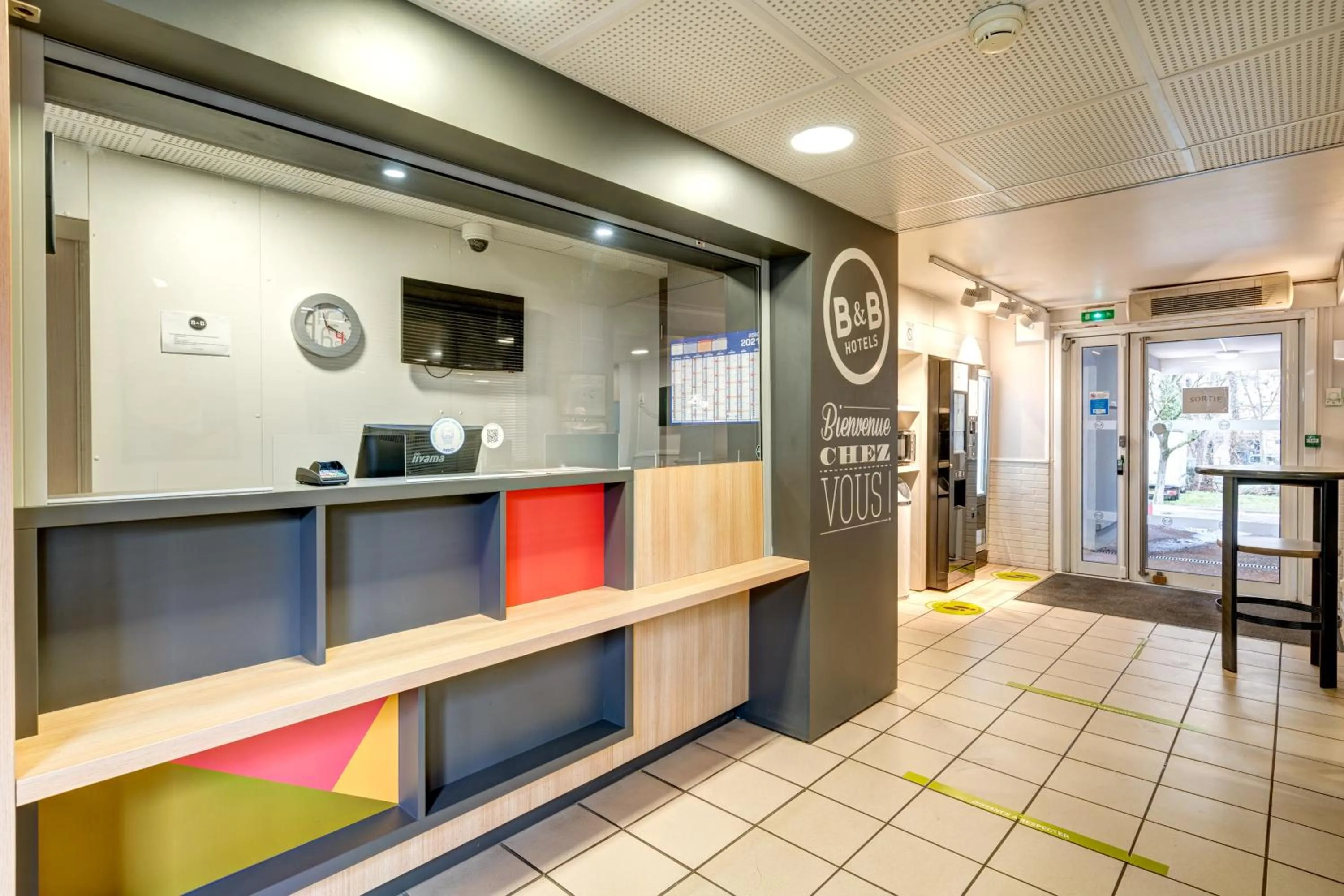 Lobby or reception in B&B HOTEL Louveciennes