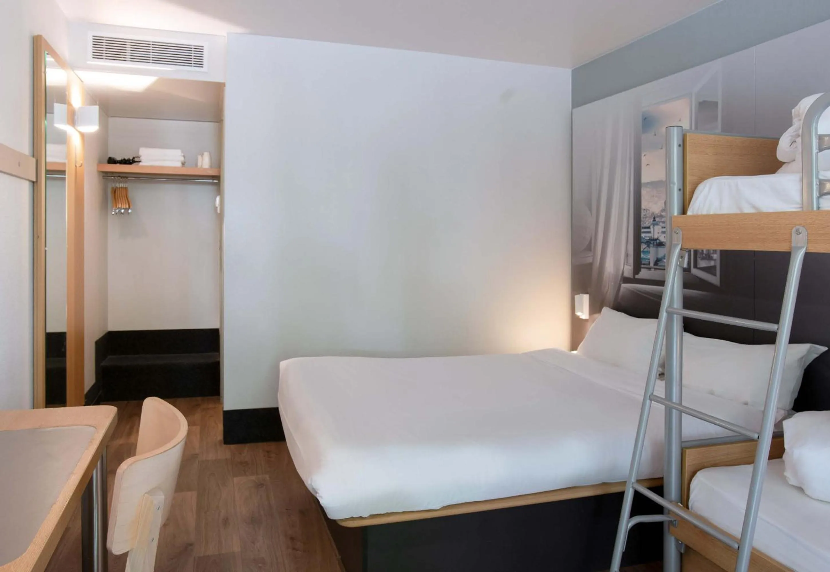 Bedroom, Bed in B&B HOTEL Louveciennes