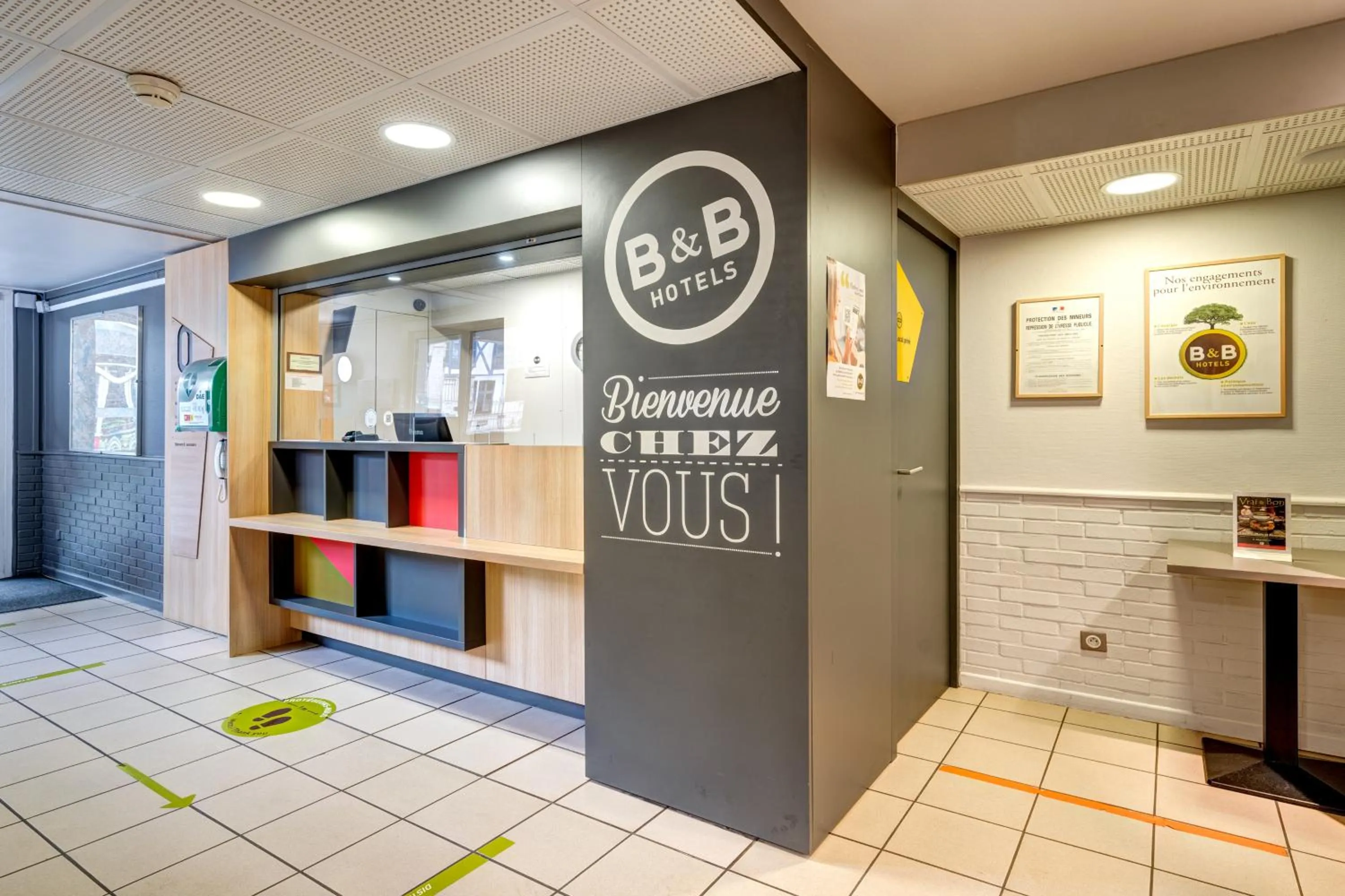 Lobby or reception in B&B HOTEL Louveciennes