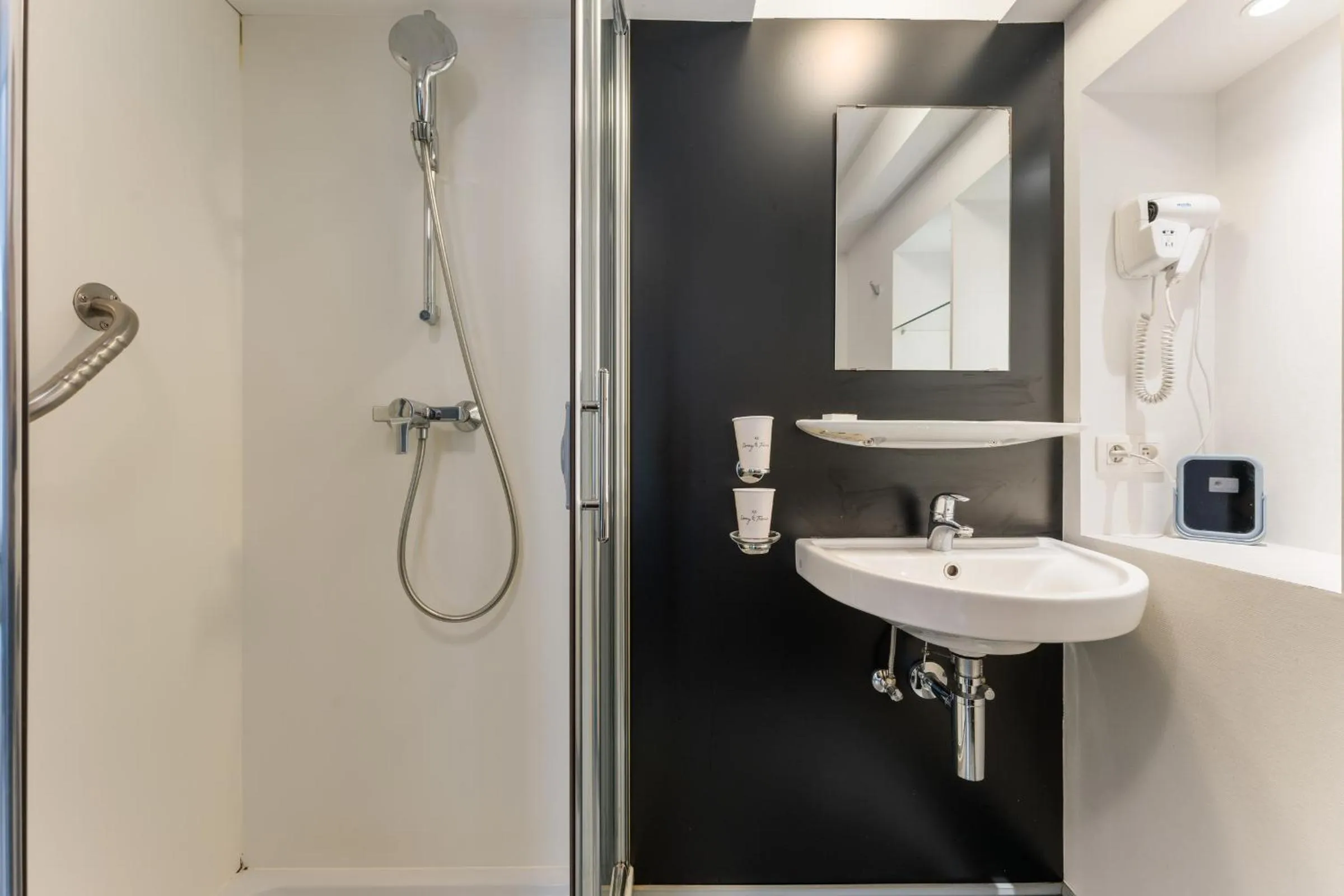 Shower, Bathroom in Hotel de Pauw