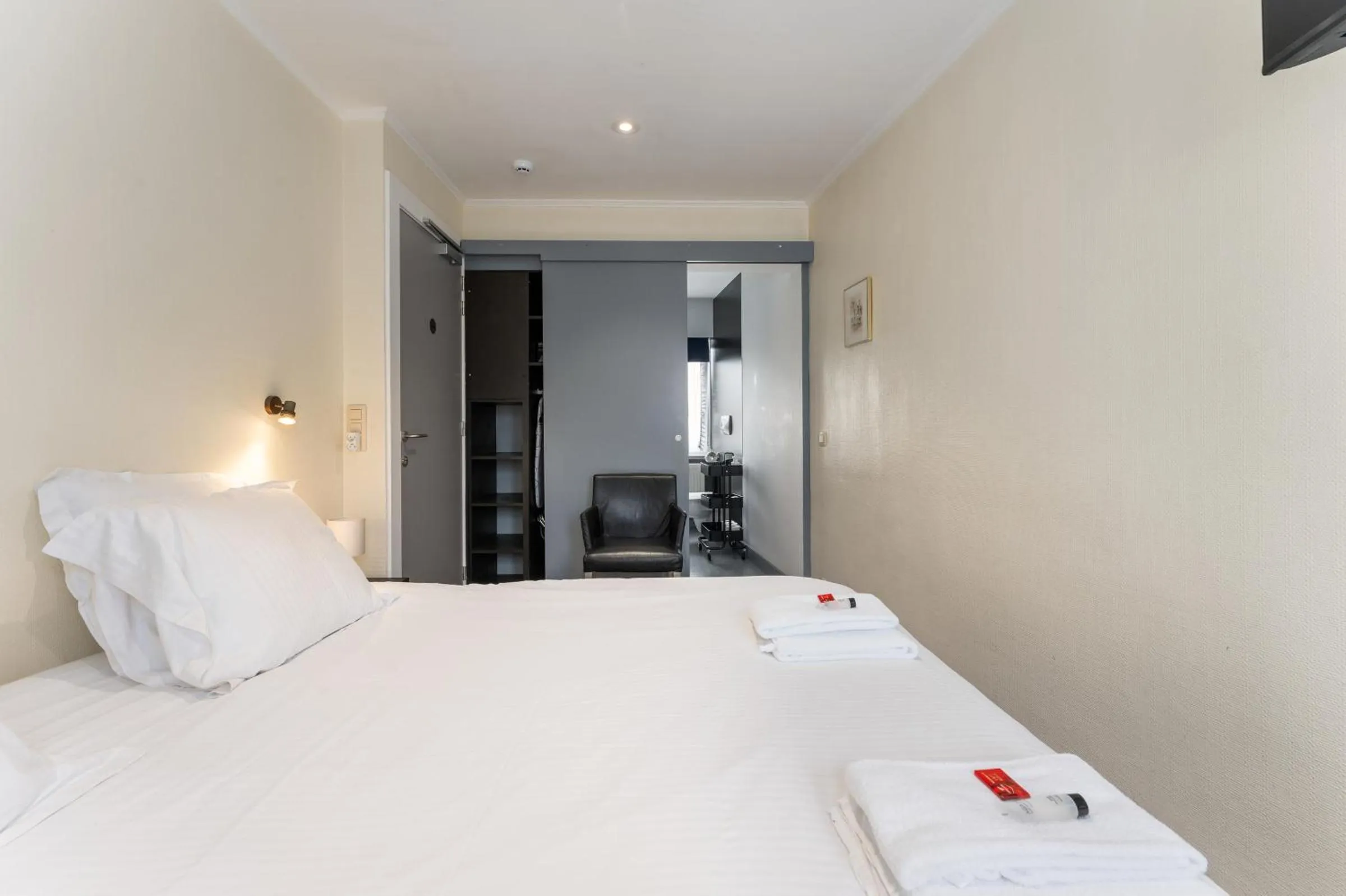 Photo of the whole room, Bed in Hotel de Pauw