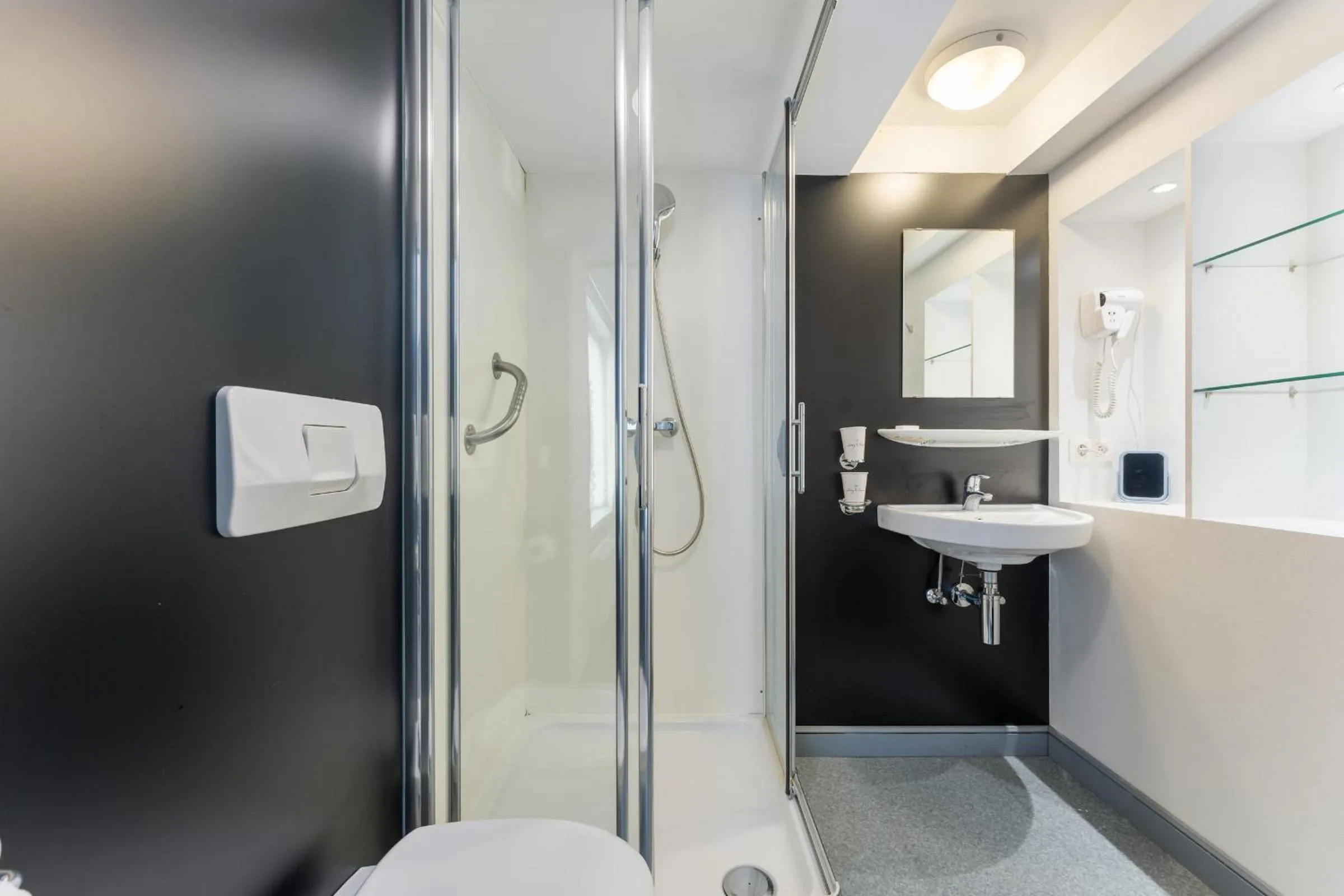 Shower, Bathroom in Hotel de Pauw