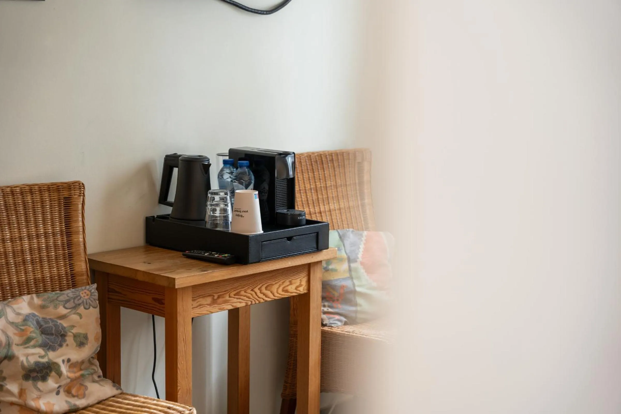 Coffee/tea facilities, TV/Entertainment Center in Hotel de Pauw