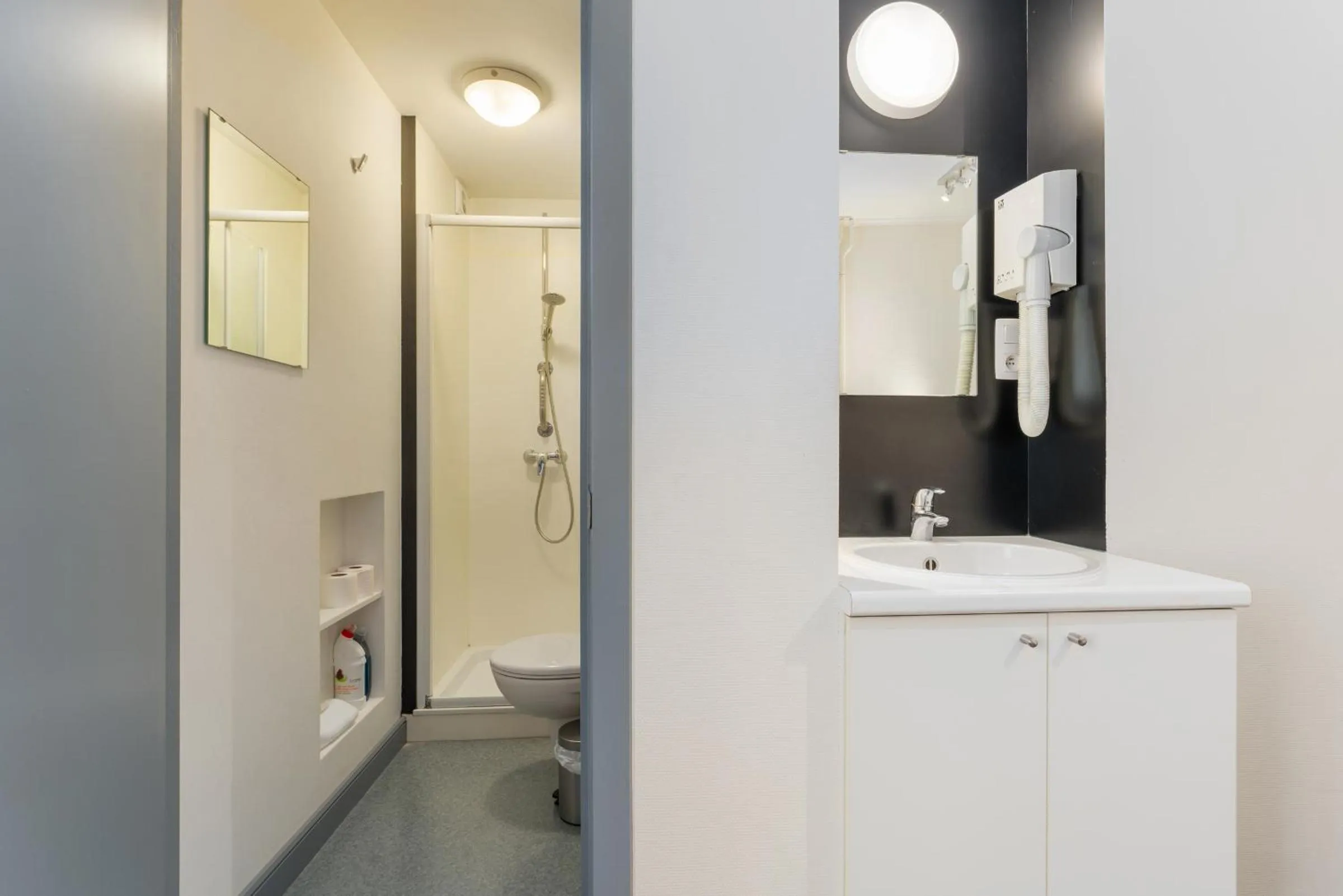 Shower, Bathroom in Hotel de Pauw