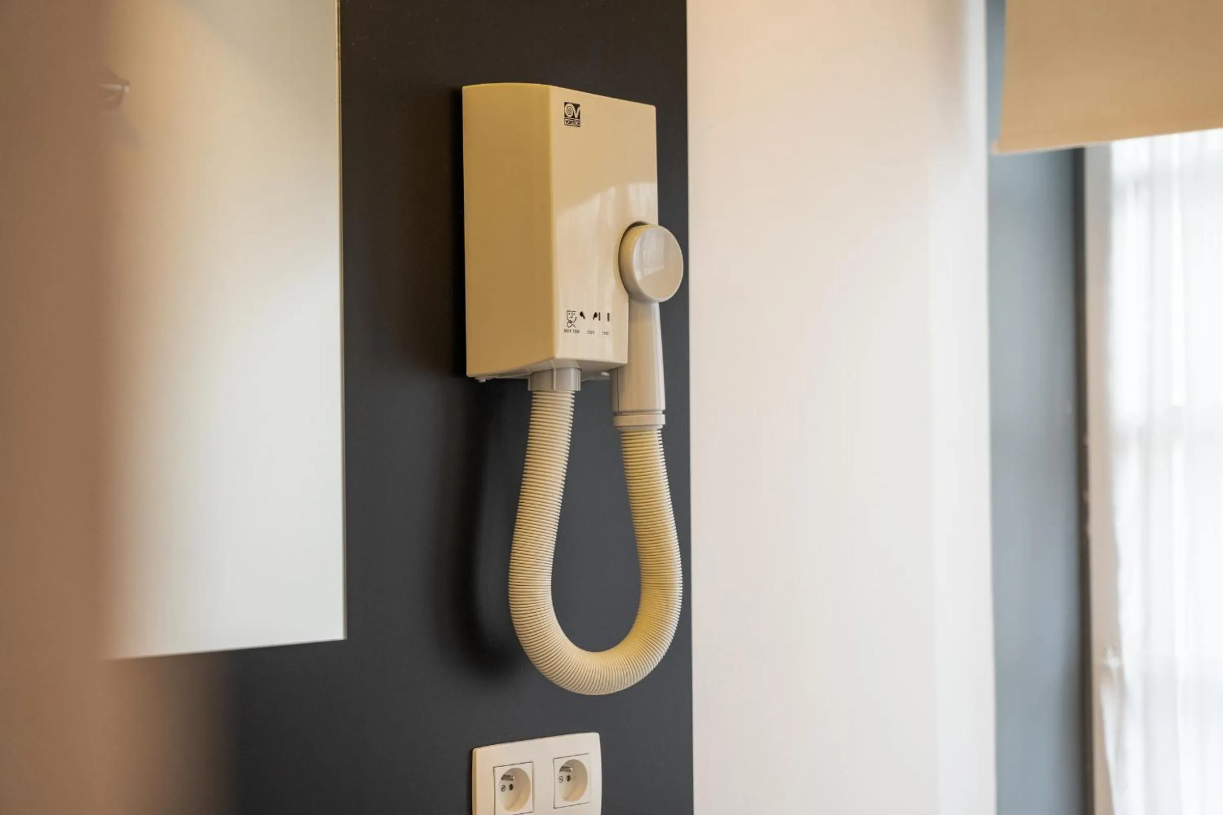 hair dryier, TV/Entertainment Center in Hotel de Pauw