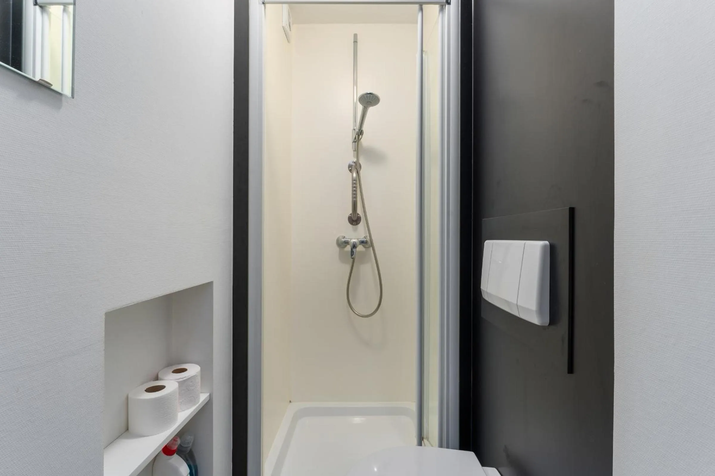 Shower, Bathroom in Hotel de Pauw
