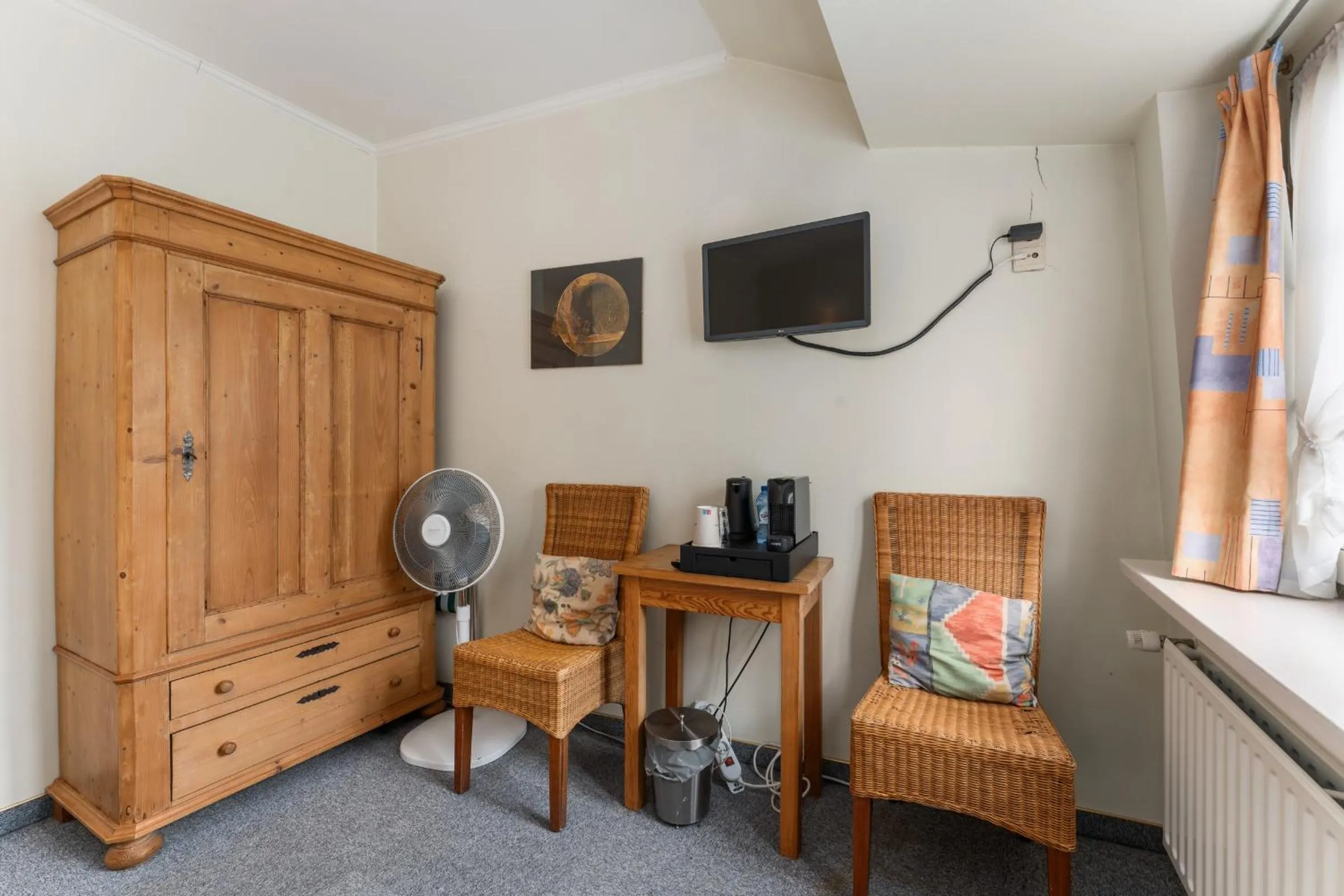 TV and multimedia, TV/Entertainment Center in Hotel de Pauw