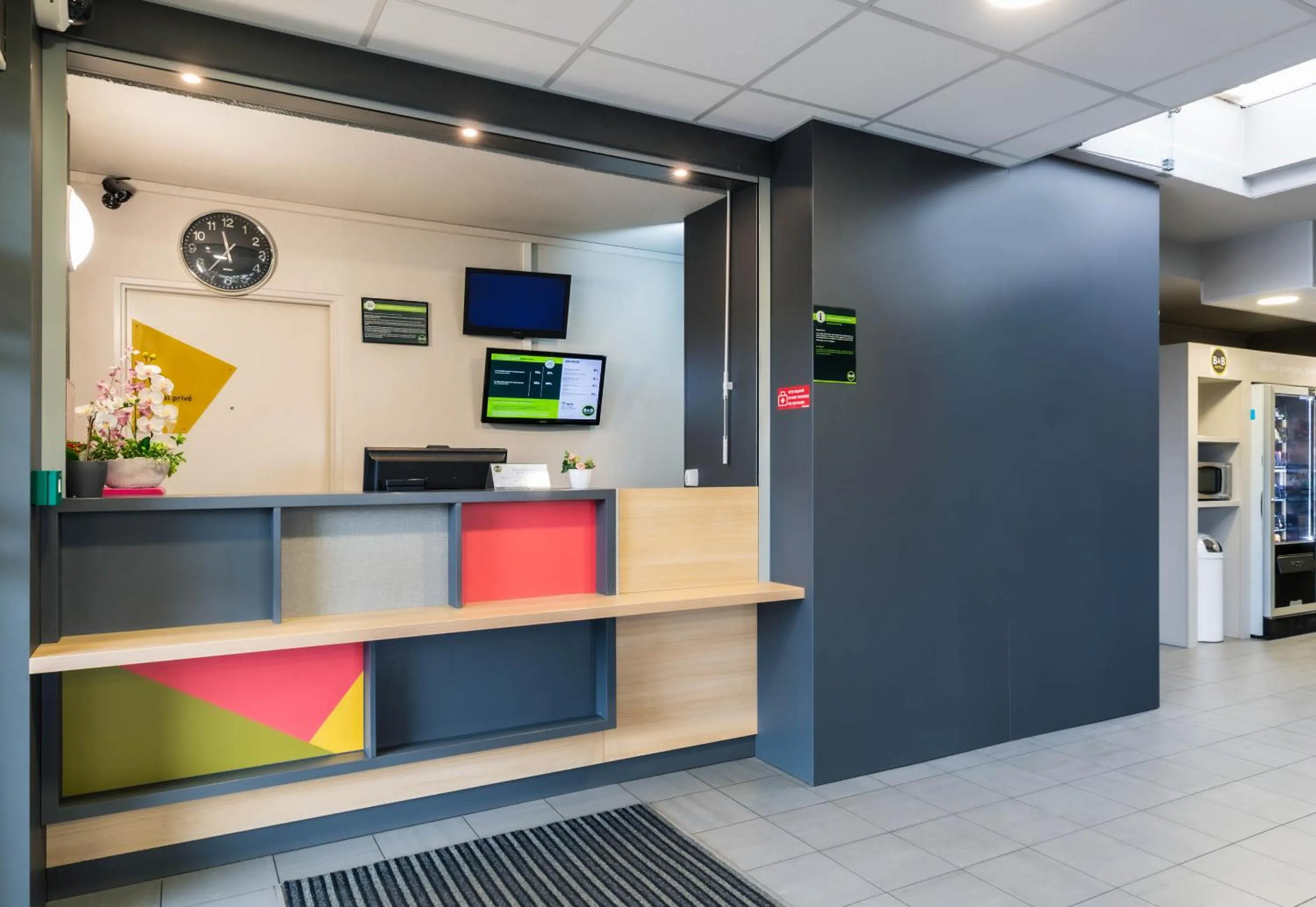 Lobby or reception in B&B HOTEL Metz Semécourt