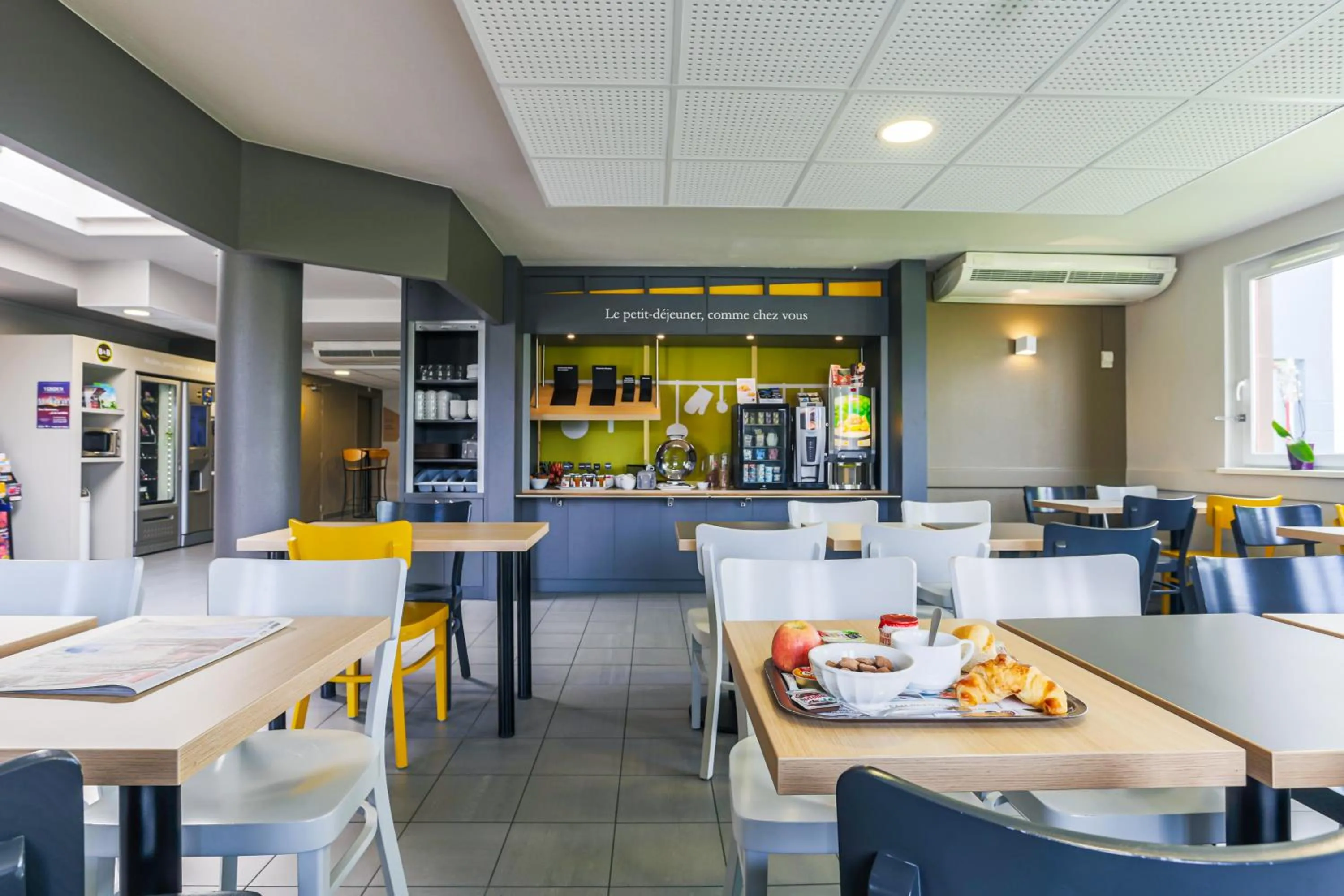 Buffet breakfast in B&B HOTEL Metz Semécourt