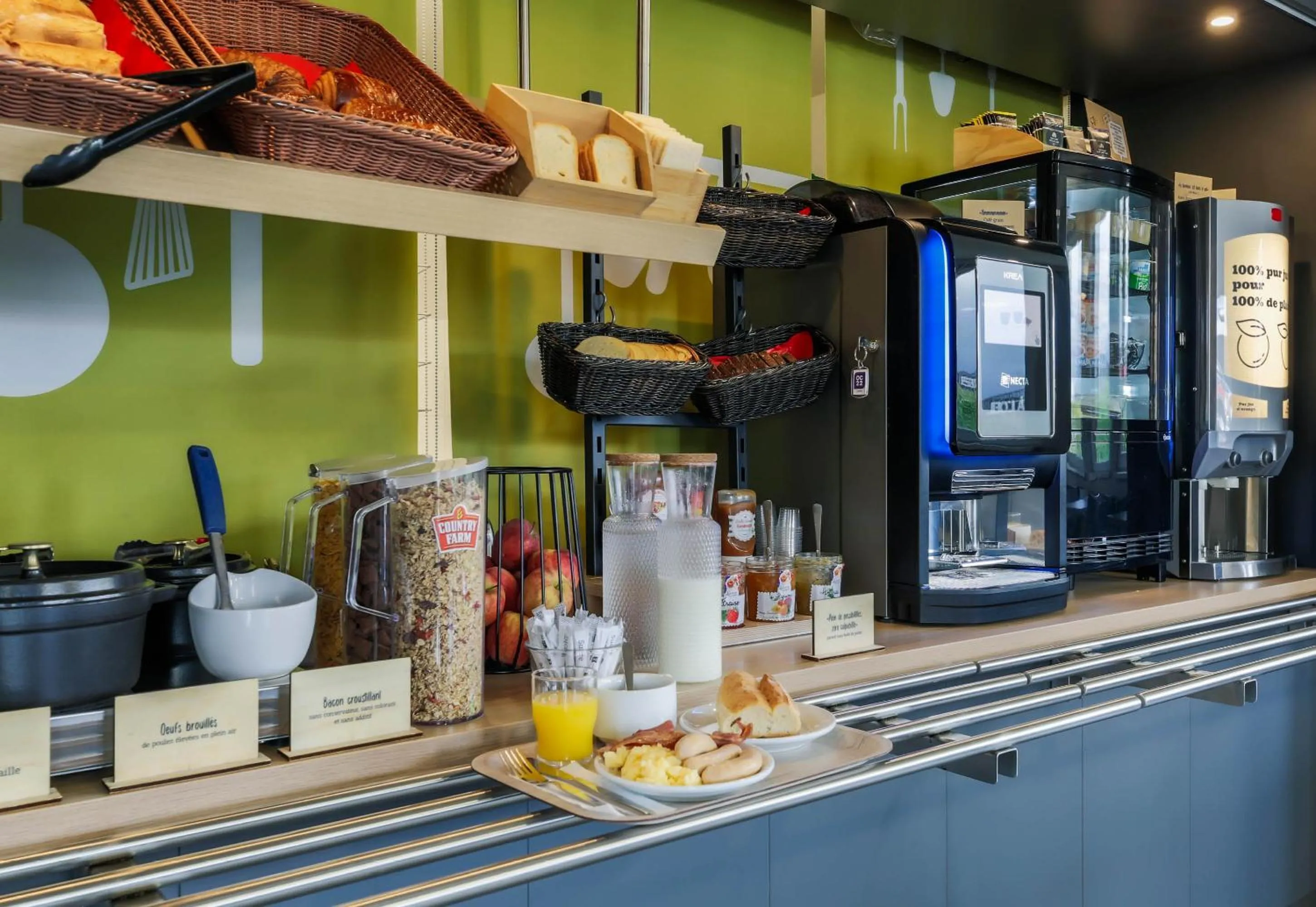 Buffet breakfast in B&B HOTEL Metz Semécourt