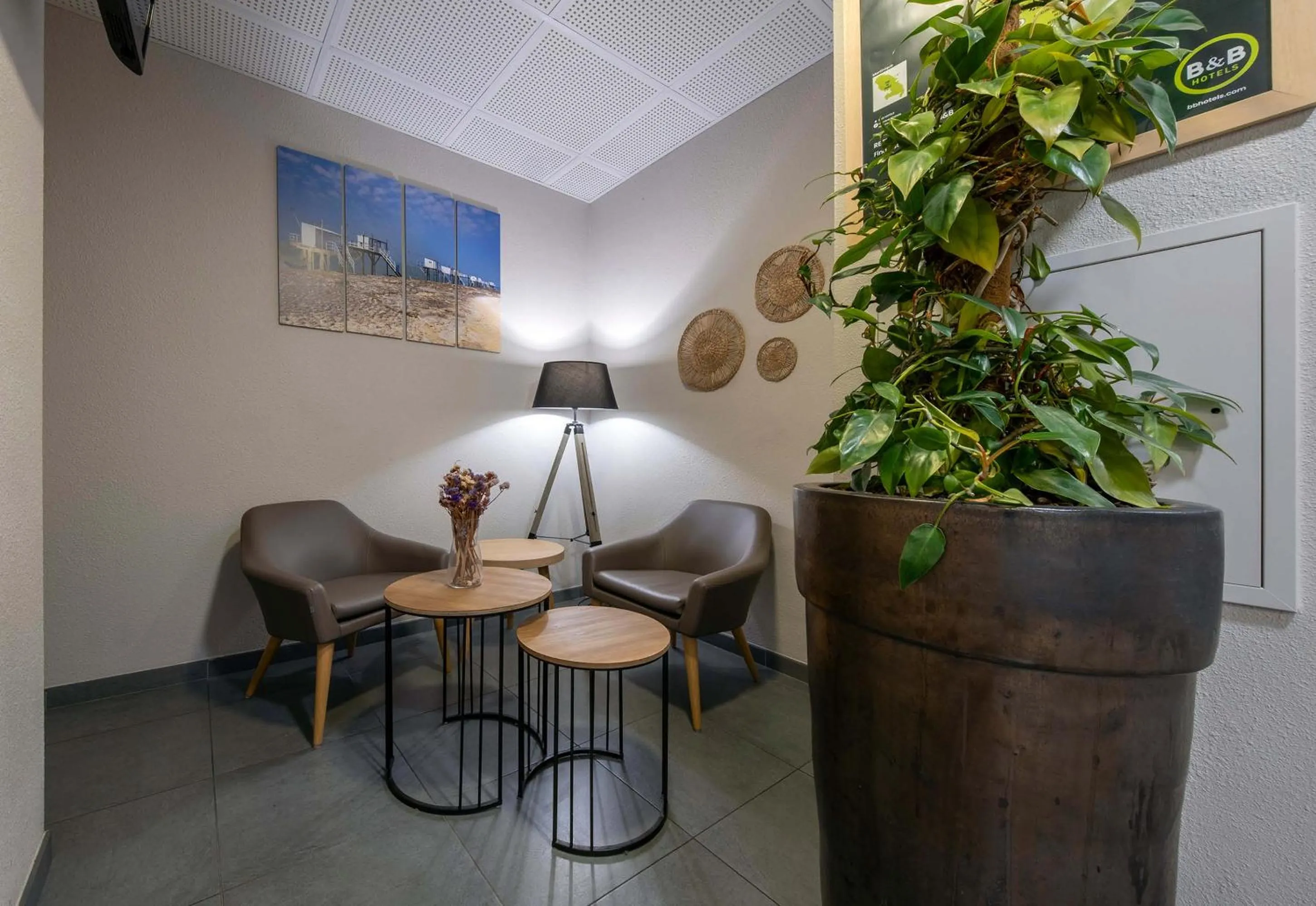 Seating area in B&B HOTEL Royan La Palmyre