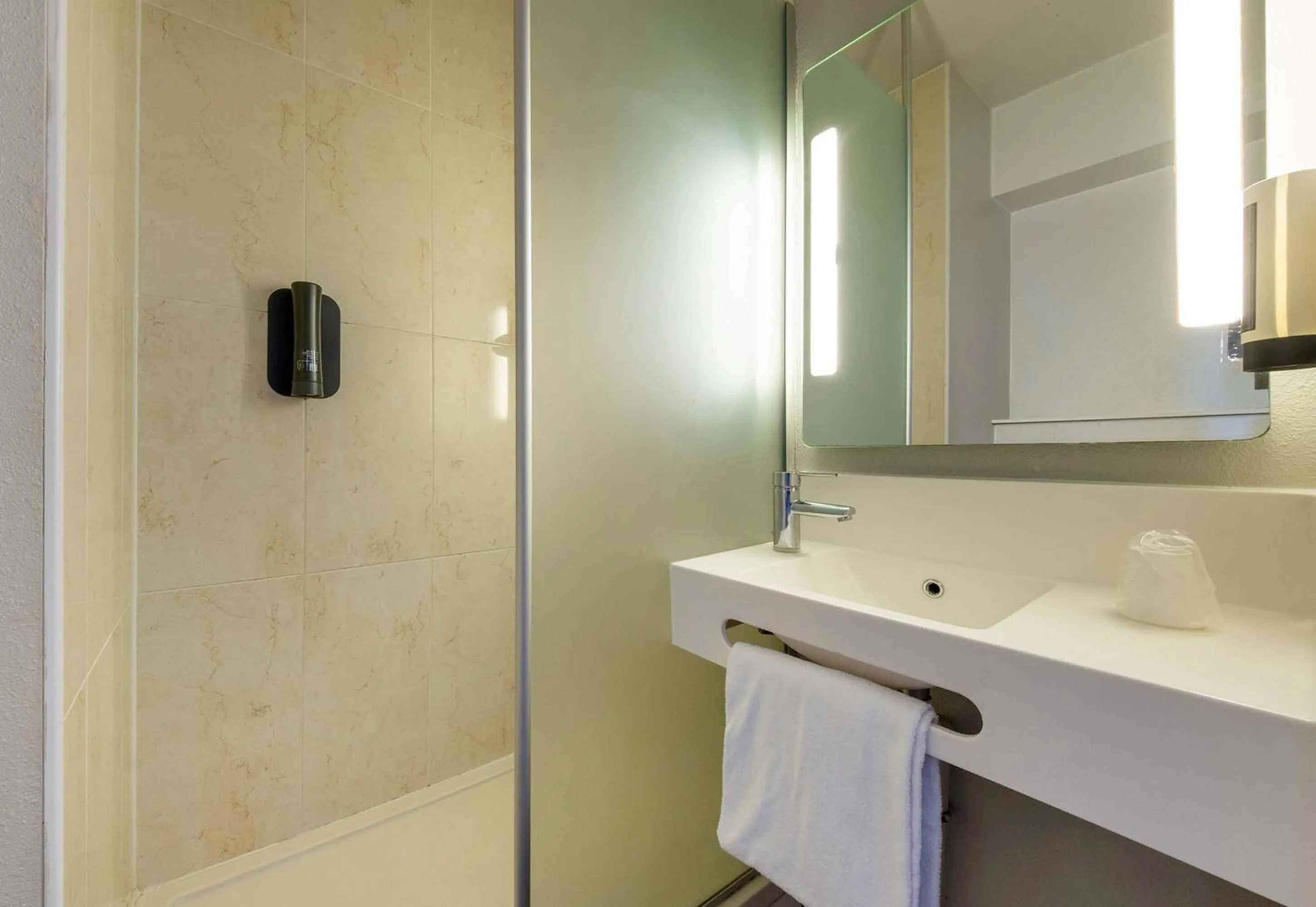 Bathroom in B&B HOTEL Royan La Palmyre