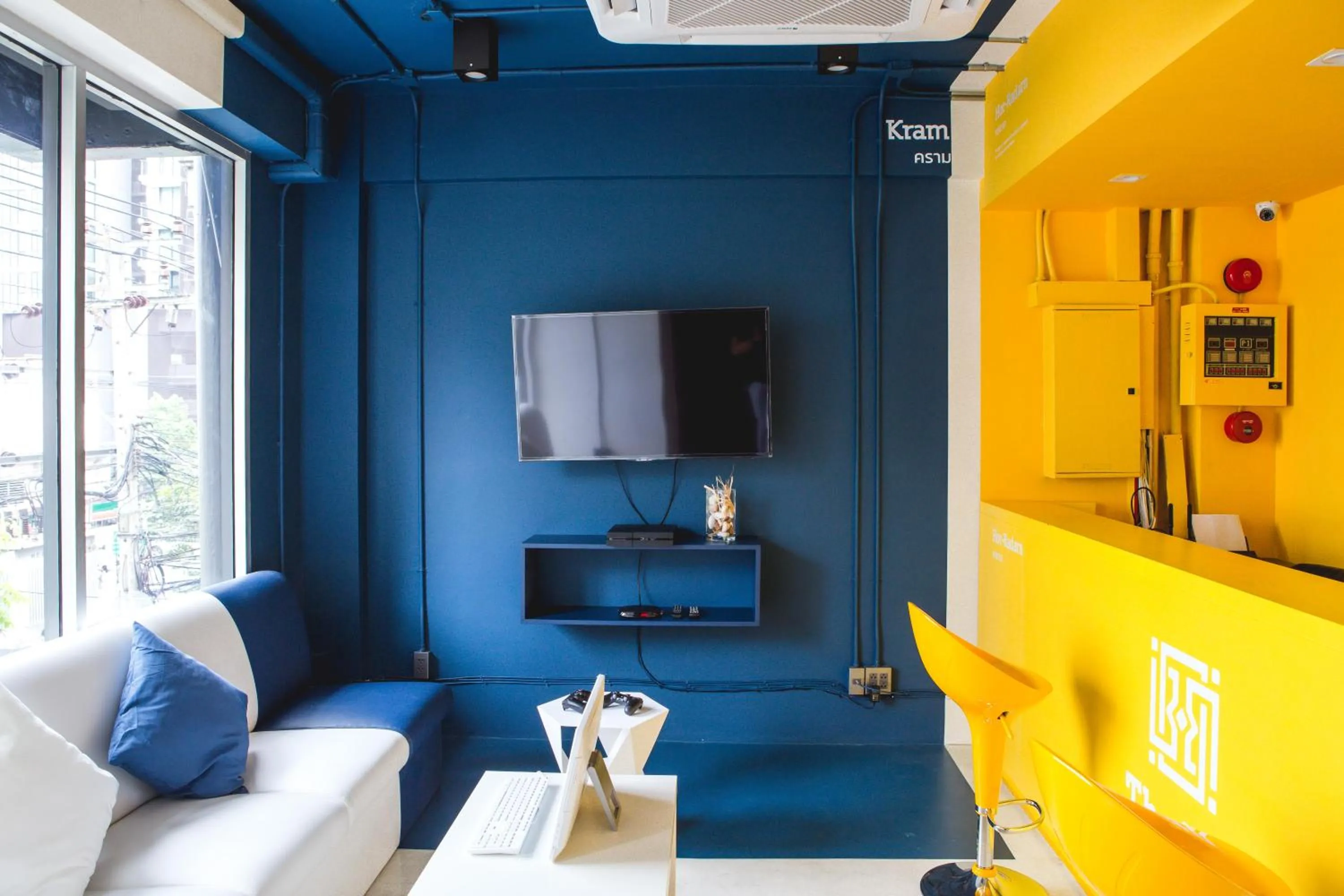 Facade/entrance in BoB Hostel บ็อบโฮสเทล