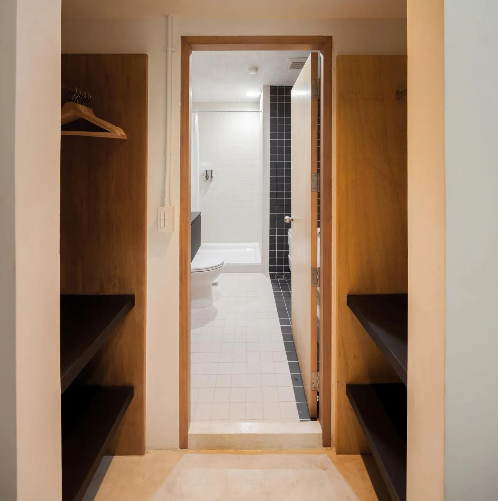 Shower in BoB Hostel บ็อบโฮสเทล