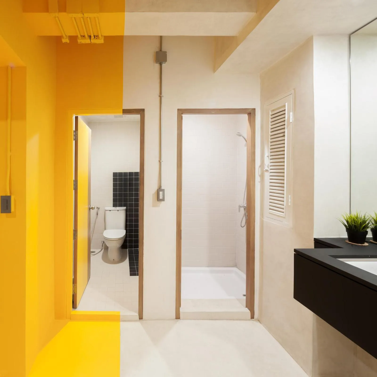 Toilet in BoB Hostel บ็อบโฮสเทล