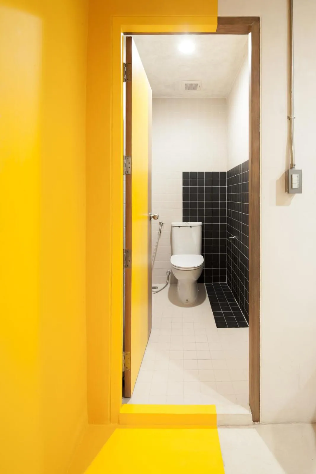 Toilet in BoB Hostel บ็อบโฮสเทล