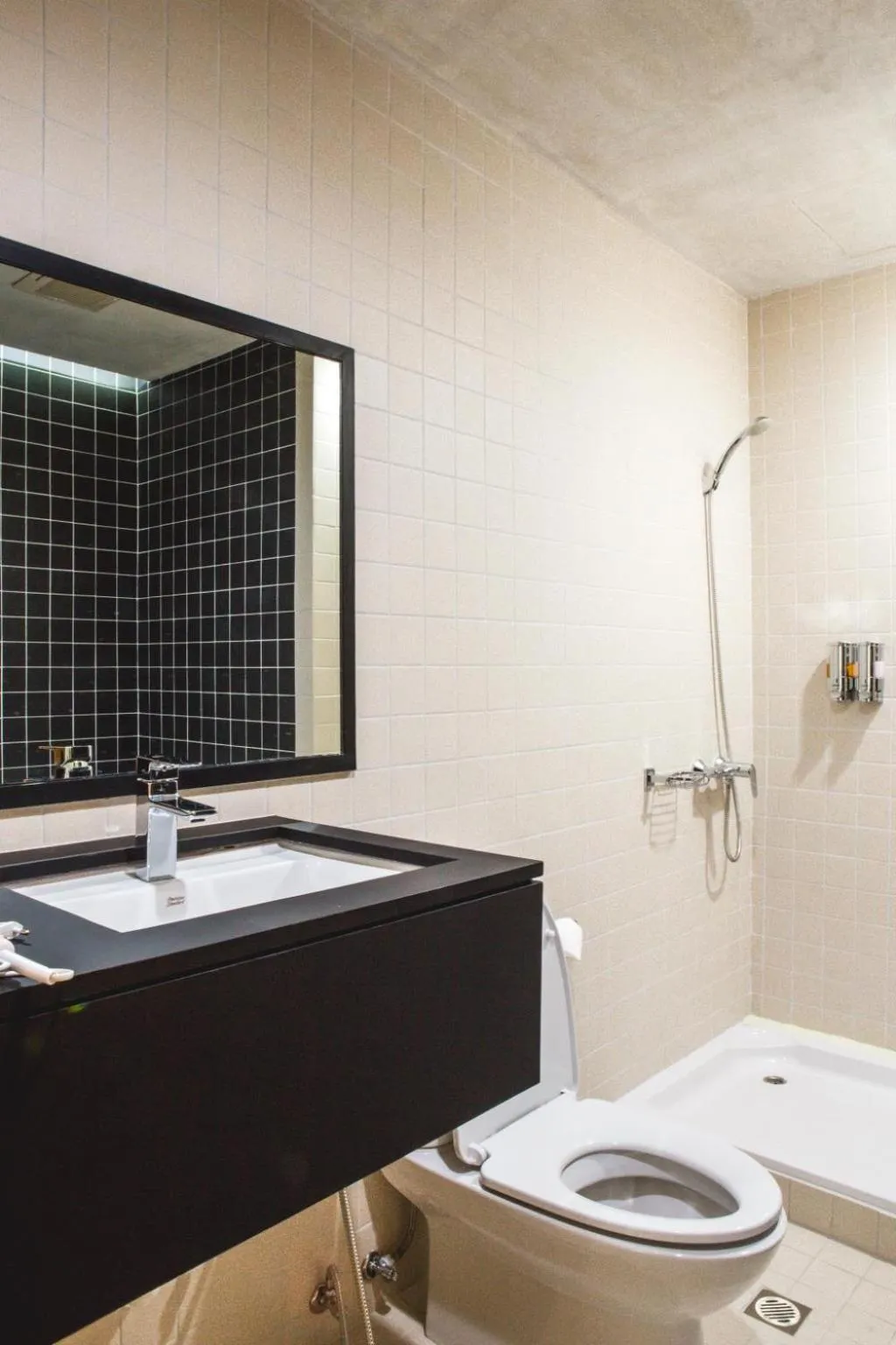 Toilet in BoB Hostel บ็อบโฮสเทล