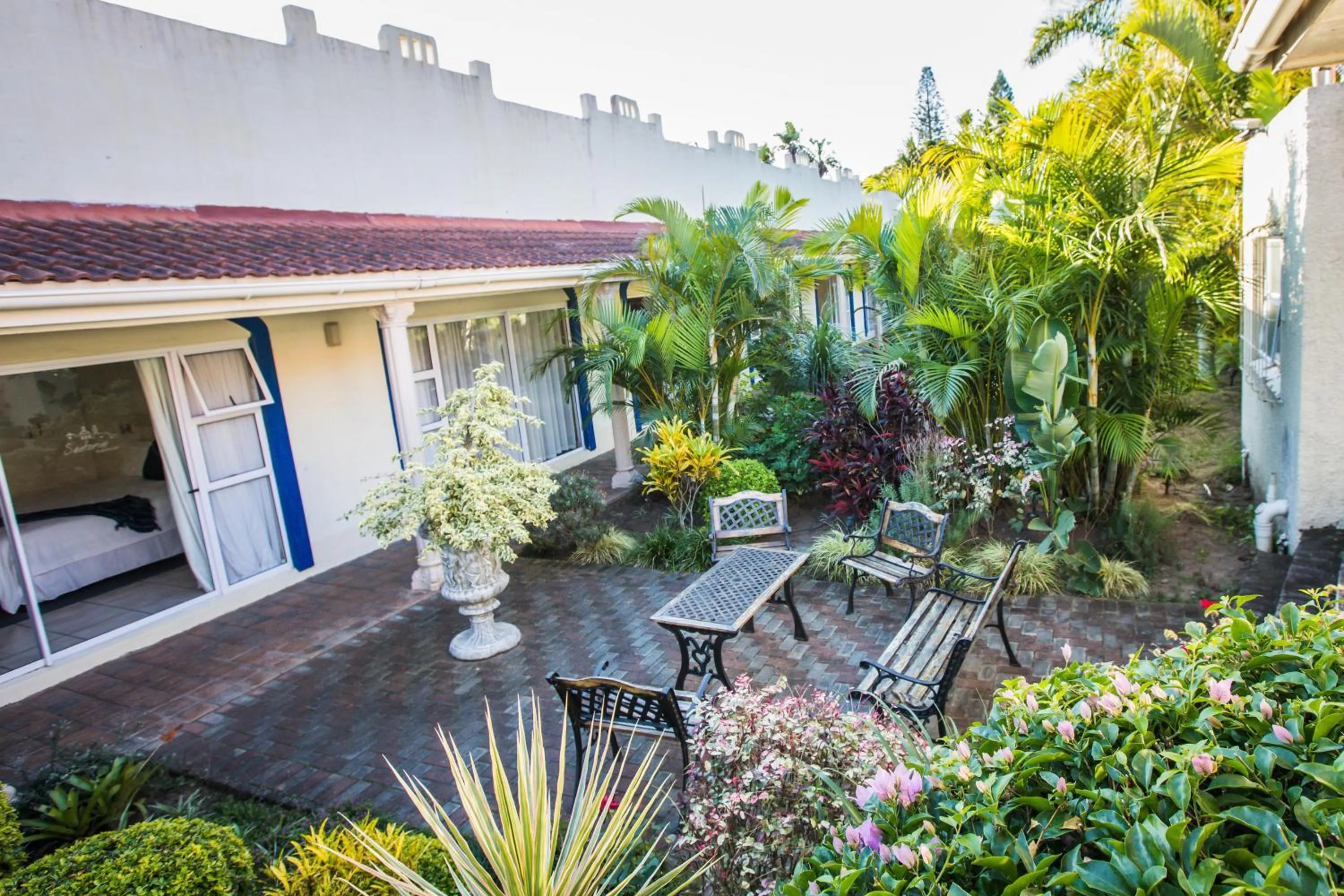 Garden in Santorini Guesthouse