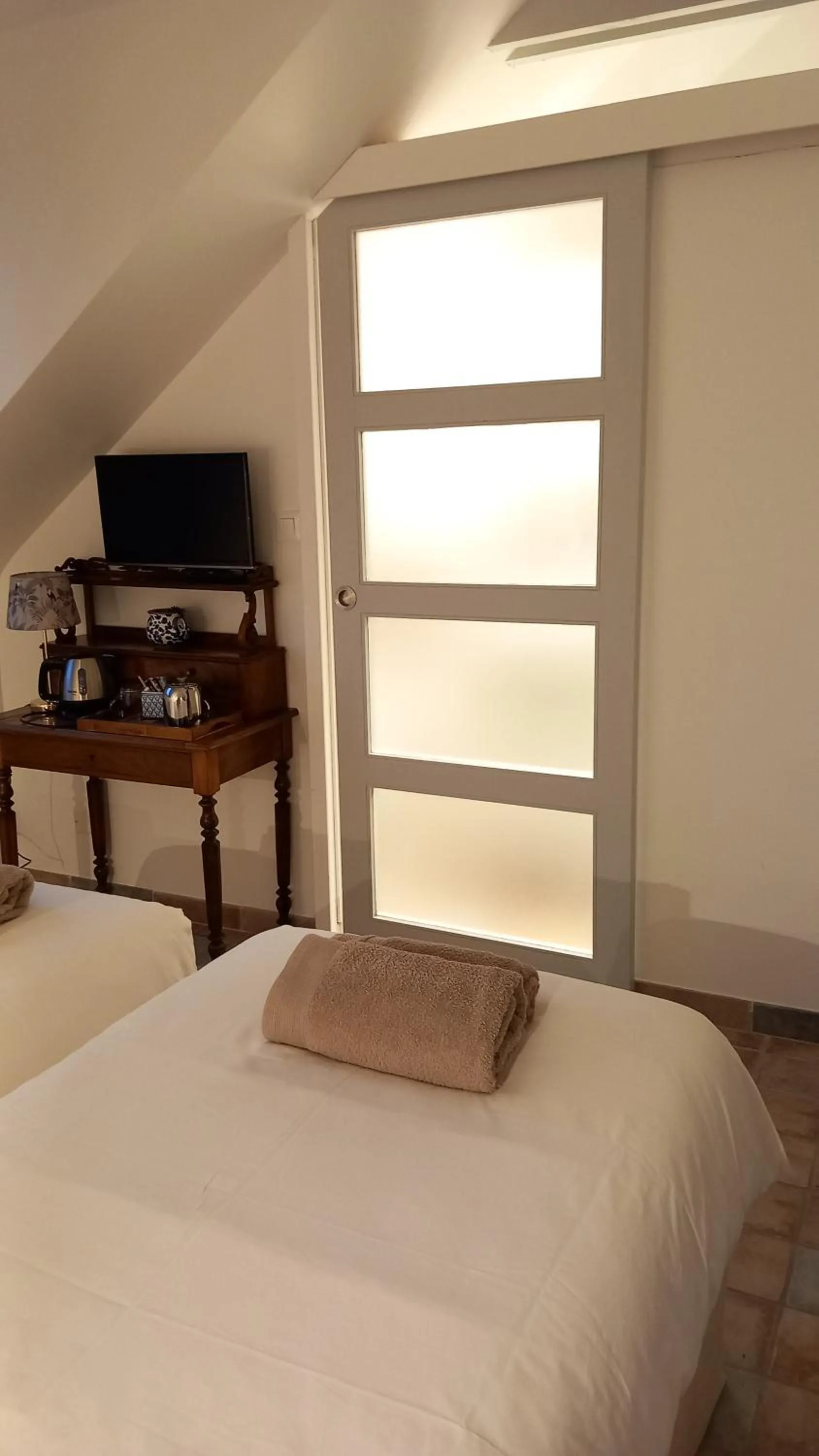 Bed in Les chambres du Manoir de Kerhel